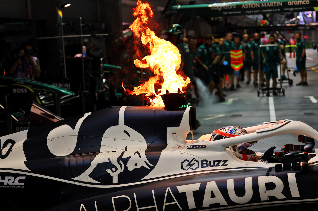 GP SINGAPORE, Pierre Gasly (FRA) AlphaTauri AT03 catches fire in the second practice session in the pits.
30.09.2022. Formula 1 World Championship, Rd 17, Singapore Grand Prix, Marina Bay Street Circuit, Singapore, Practice Day.
- www.xpbimages.com, EMail: requests@xpbimages.com © Copyright: Batchelor / XPB Images