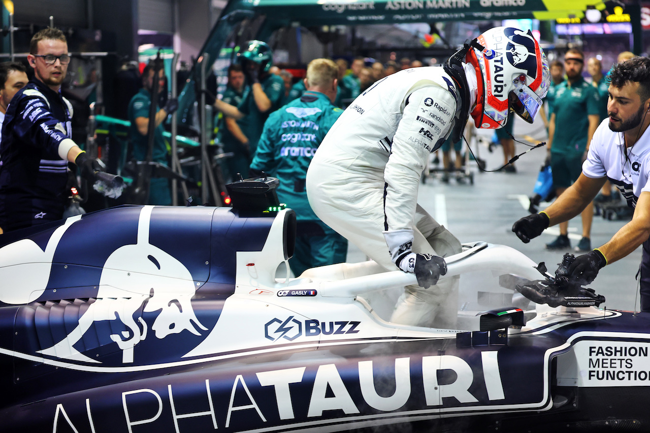 GP SINGAPORE, Pierre Gasly (FRA) AlphaTauri AT03 catches fire in the second practice session in the pits.
30.09.2022. Formula 1 World Championship, Rd 17, Singapore Grand Prix, Marina Bay Street Circuit, Singapore, Practice Day.
- www.xpbimages.com, EMail: requests@xpbimages.com © Copyright: Batchelor / XPB Images
