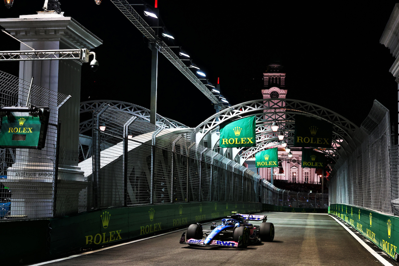 GP SINGAPORE, Esteban Ocon (FRA) Alpine F1 Team A522.
30.09.2022. Formula 1 World Championship, Rd 17, Singapore Grand Prix, Marina Bay Street Circuit, Singapore, Practice Day.
 - www.xpbimages.com, EMail: requests@xpbimages.com © Copyright: Coates / XPB Images