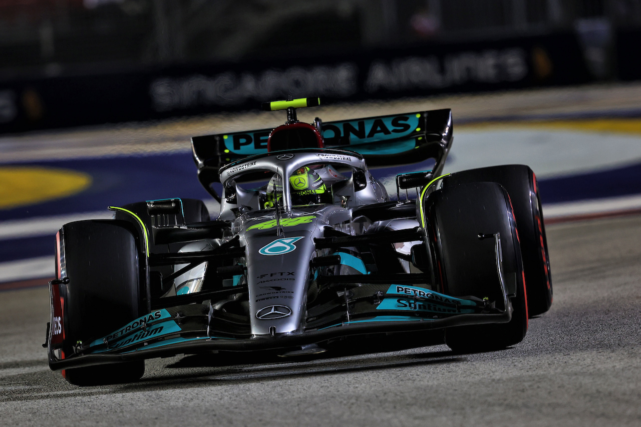 GP SINGAPORE, Lewis Hamilton (GBR) Mercedes AMG F1 W13.
30.09.2022. Formula 1 World Championship, Rd 17, Singapore Grand Prix, Marina Bay Street Circuit, Singapore, Practice Day.
- www.xpbimages.com, EMail: requests@xpbimages.com © Copyright: Moy / XPB Images