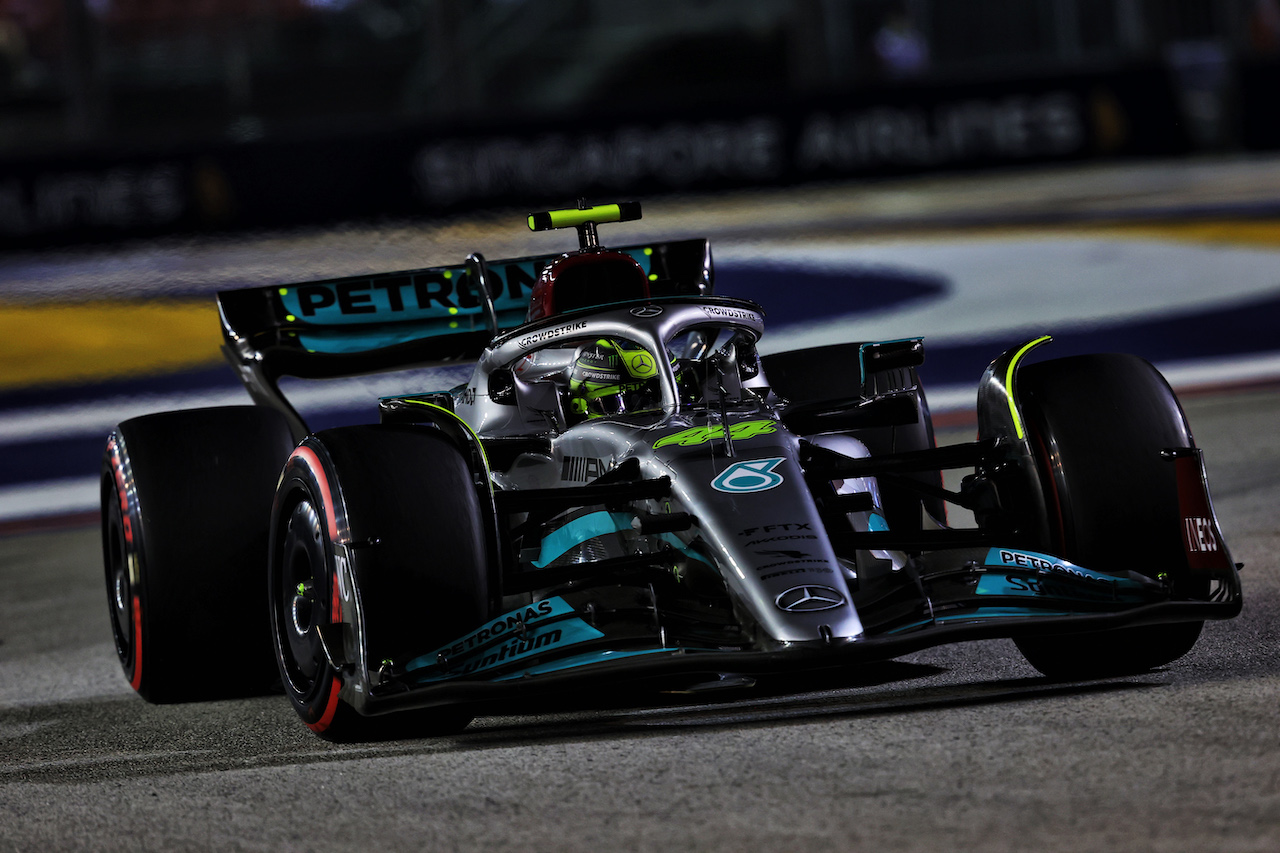 GP SINGAPORE, Lewis Hamilton (GBR) Mercedes AMG F1 W13.
30.09.2022. Formula 1 World Championship, Rd 17, Singapore Grand Prix, Marina Bay Street Circuit, Singapore, Practice Day.
- www.xpbimages.com, EMail: requests@xpbimages.com © Copyright: Moy / XPB Images