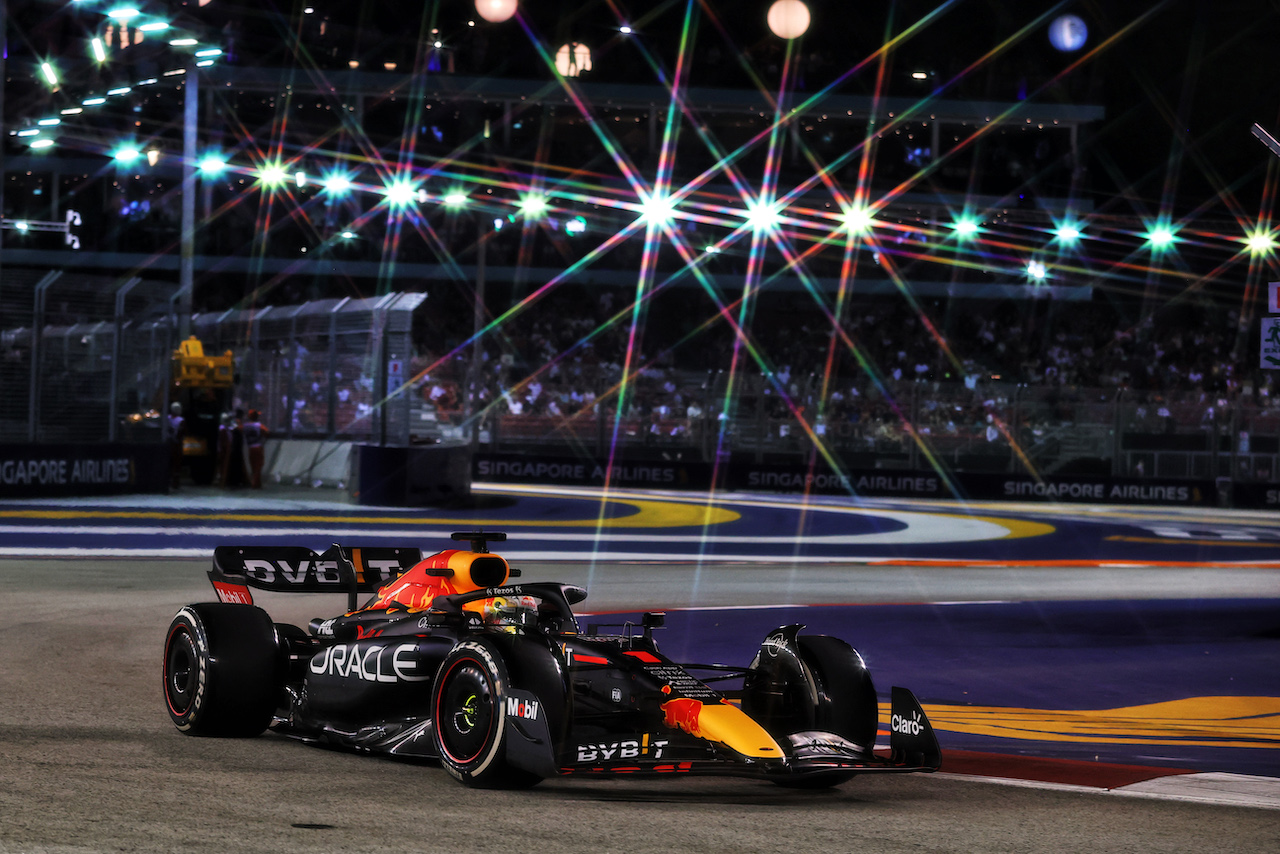 GP SINGAPORE, Max Verstappen (NLD) Red Bull Racing RB18.
30.09.2022. Formula 1 World Championship, Rd 17, Singapore Grand Prix, Marina Bay Street Circuit, Singapore, Practice Day.
- www.xpbimages.com, EMail: requests@xpbimages.com © Copyright: Moy / XPB Images