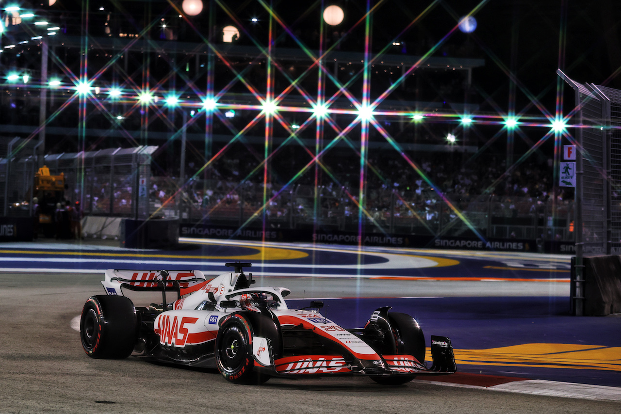 GP SINGAPORE, Kevin Magnussen (DEN) Haas VF-22.
30.09.2022. Formula 1 World Championship, Rd 17, Singapore Grand Prix, Marina Bay Street Circuit, Singapore, Practice Day.
- www.xpbimages.com, EMail: requests@xpbimages.com © Copyright: Moy / XPB Images