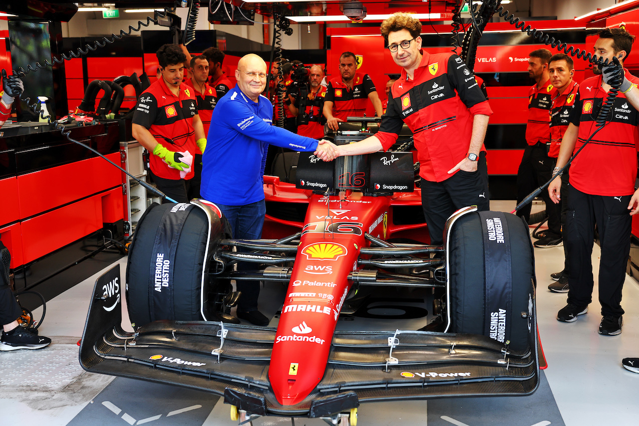 GP SINGAPORE, (L to R): Florin Talpes (ROM) Bitdefender CEO with Mattia Binotto (ITA) Ferrari Team Principal.
30.09.2022. Formula 1 World Championship, Rd 17, Singapore Grand Prix, Marina Bay Street Circuit, Singapore, Practice Day.
- www.xpbimages.com, EMail: requests@xpbimages.com © Copyright: Batchelor / XPB Images