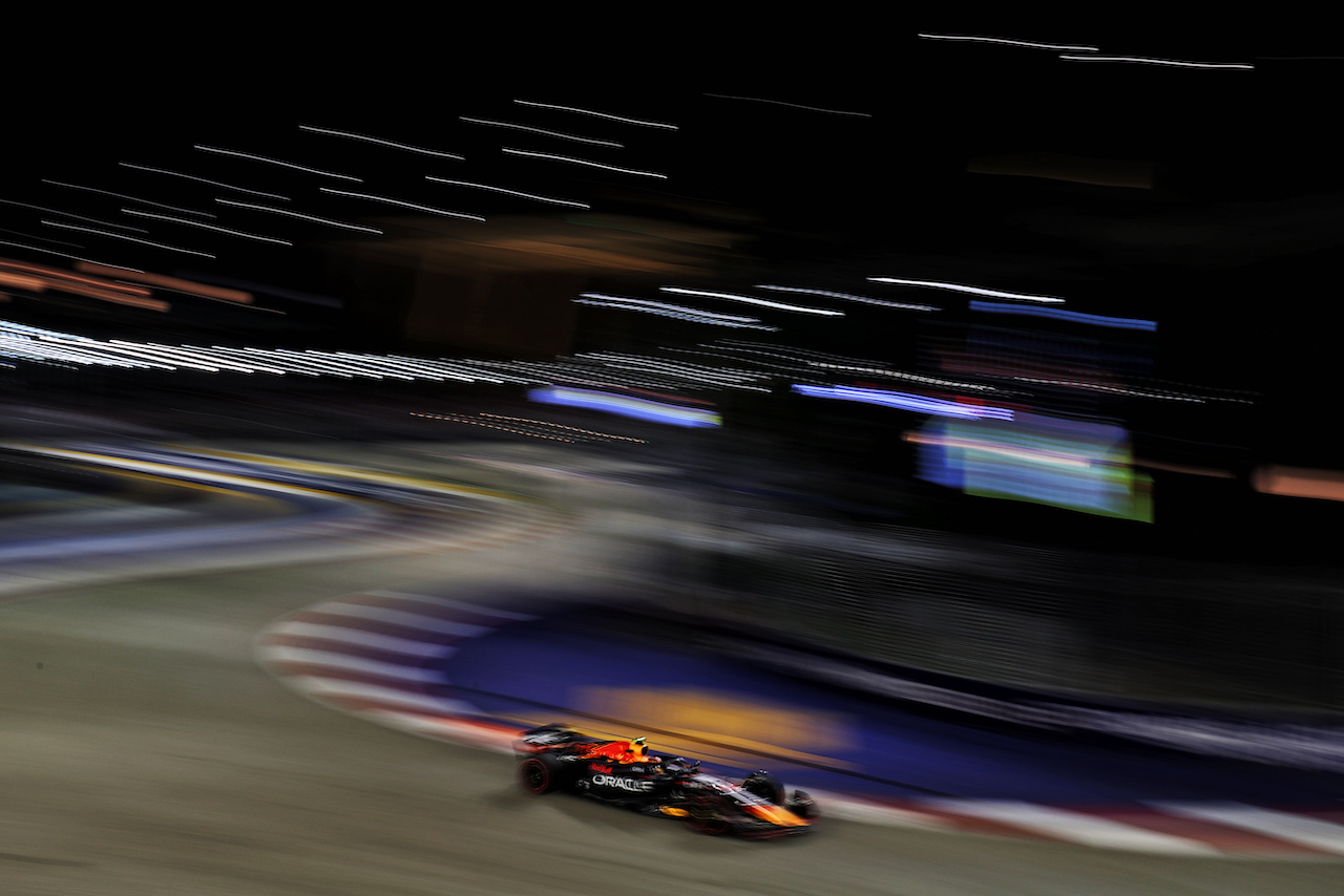 GP SINGAPORE, Sergio Perez (MEX) Red Bull Racing RB18.
30.09.2022. Formula 1 World Championship, Rd 17, Singapore Grand Prix, Marina Bay Street Circuit, Singapore, Practice Day.
- www.xpbimages.com, EMail: requests@xpbimages.com © Copyright: Moy / XPB Images
