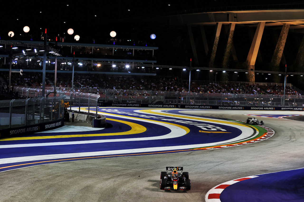 GP SINGAPORE, Sergio Perez (MEX) Red Bull Racing RB18.
30.09.2022. Formula 1 World Championship, Rd 17, Singapore Grand Prix, Marina Bay Street Circuit, Singapore, Practice Day.
- www.xpbimages.com, EMail: requests@xpbimages.com © Copyright: Moy / XPB Images