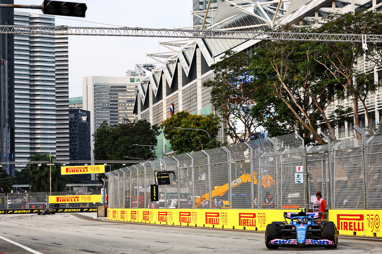 GP SINGAPORE, Esteban Ocon (FRA) Alpine F1 Team A522.
30.09.2022. Formula 1 World Championship, Rd 17, Singapore Grand Prix, Marina Bay Street Circuit, Singapore, Practice Day.
 - www.xpbimages.com, EMail: requests@xpbimages.com © Copyright: Coates / XPB Images