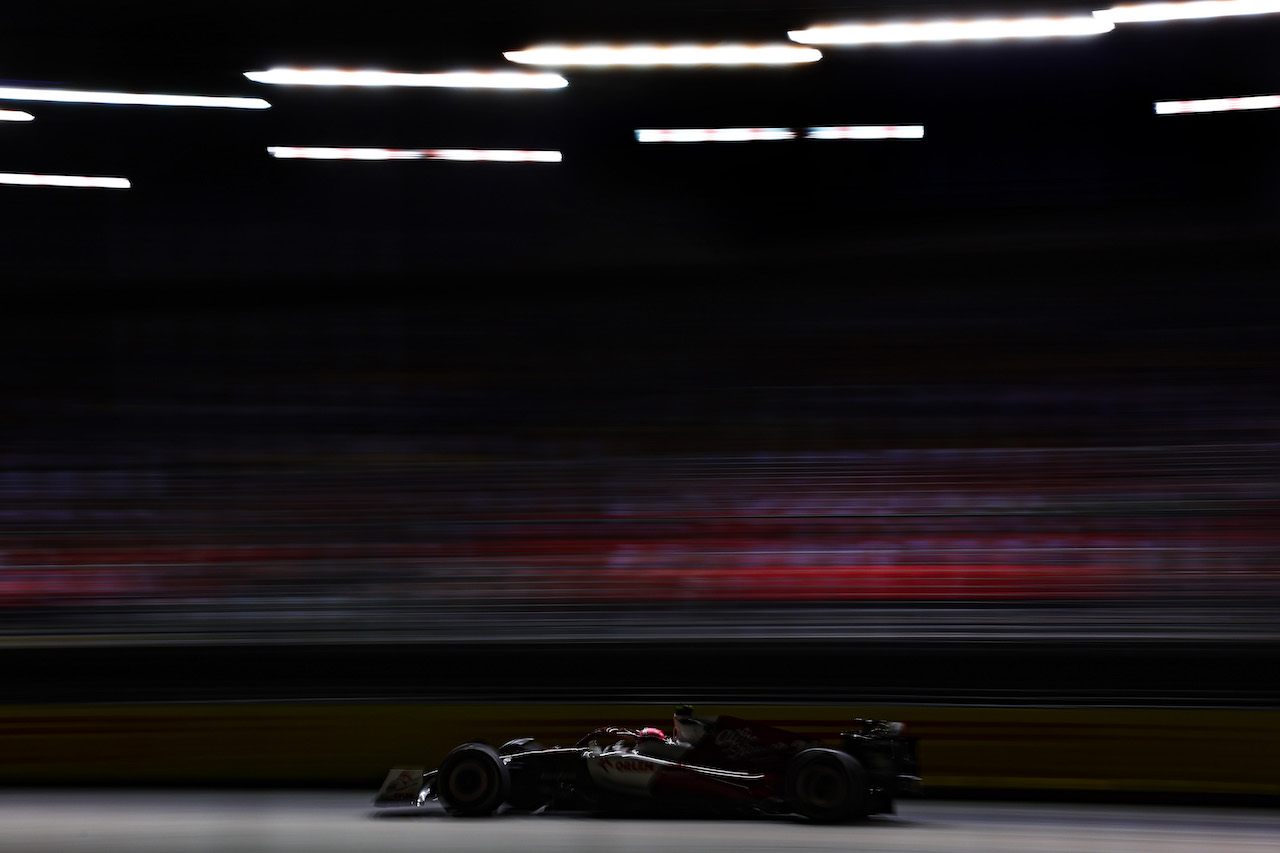 GP SINGAPORE, Guanyu Zhou (CHI), Alfa Romeo Racing 
30.09.2022. Formula 1 World Championship, Rd 17, Singapore Grand Prix, Marina Bay Street Circuit, Singapore, Practice Day.
- www.xpbimages.com, EMail: requests@xpbimages.com ¬© Copyright: Charniaux / XPB Images