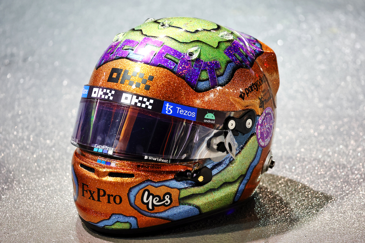 GP SINGAPORE, The helmet of Daniel Ricciardo (AUS) McLaren.
30.09.2022. Formula 1 World Championship, Rd 17, Singapore Grand Prix, Marina Bay Street Circuit, Singapore, Practice Day.
- www.xpbimages.com, EMail: requests@xpbimages.com © Copyright: Batchelor / XPB Images