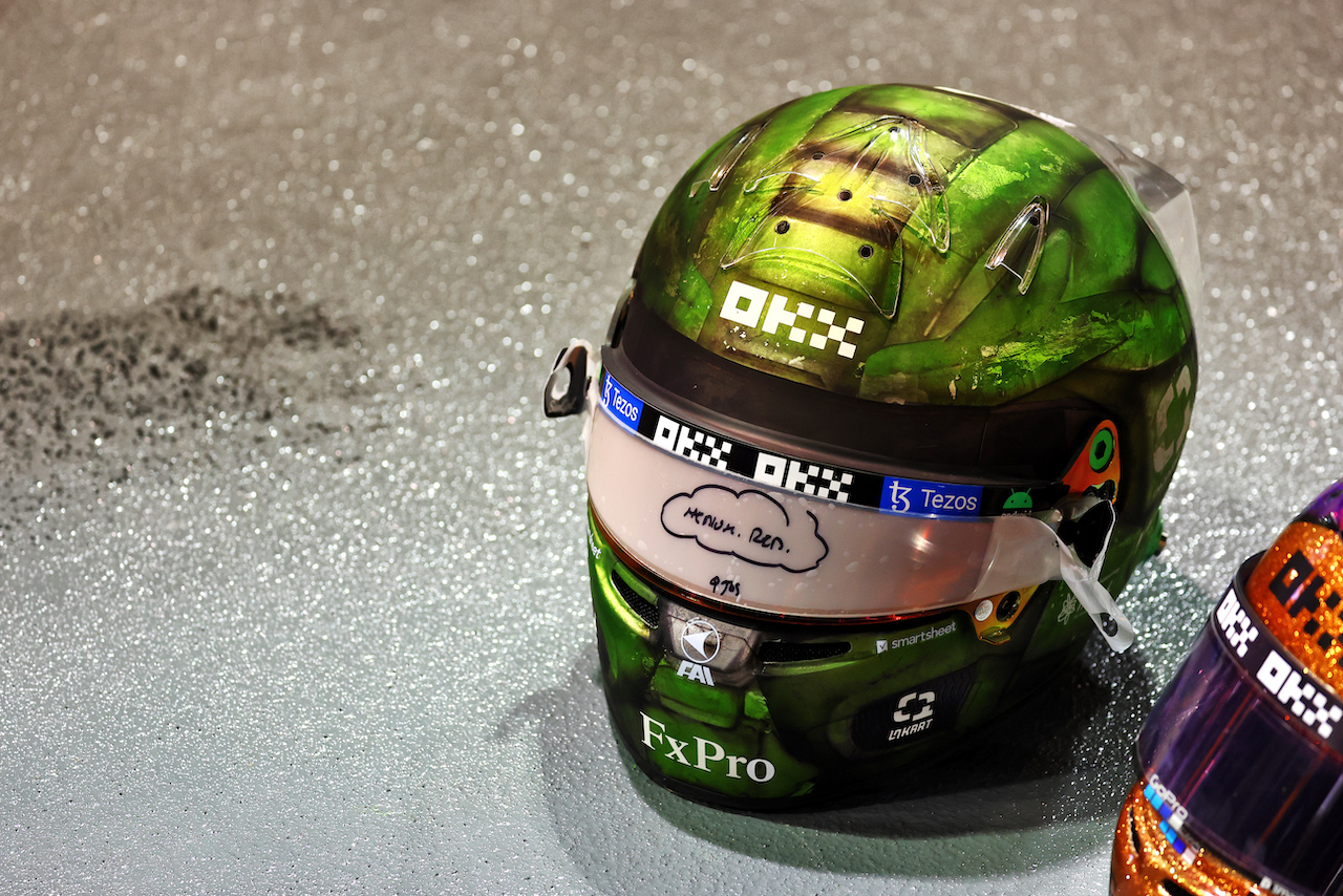GP SINGAPORE, The helmet of Lando Norris (GBR) McLaren.
30.09.2022. Formula 1 World Championship, Rd 17, Singapore Grand Prix, Marina Bay Street Circuit, Singapore, Practice Day.
- www.xpbimages.com, EMail: requests@xpbimages.com © Copyright: Batchelor / XPB Images