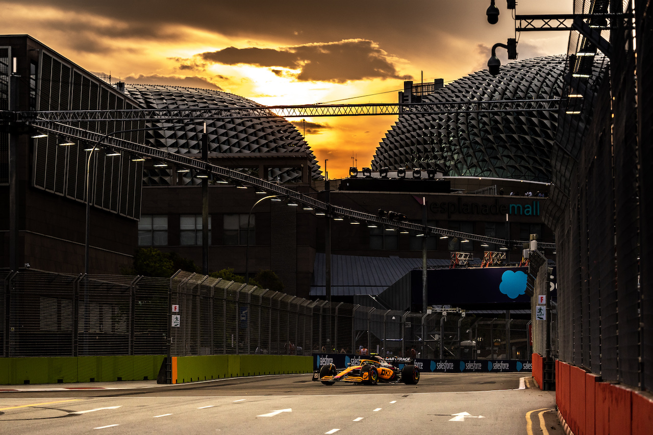 GP SINGAPORE, Lando Norris (GBR) McLaren MCL36.
30.09.2022. Formula 1 World Championship, Rd 17, Singapore Grand Prix, Marina Bay Street Circuit, Singapore, Practice Day.
- www.xpbimages.com, EMail: requests@xpbimages.com © Copyright: Bearne / XPB Images