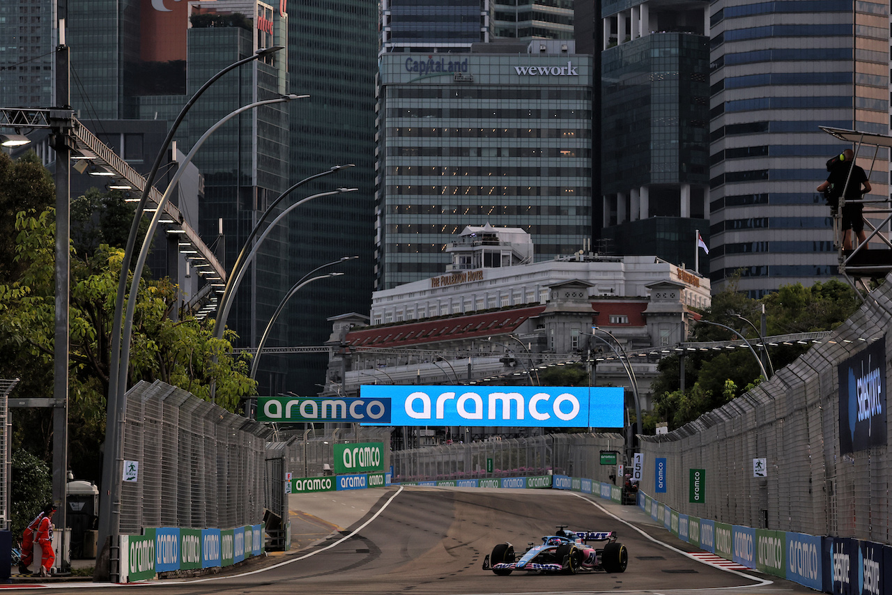 GP SINGAPORE, Fernando Alonso (ESP) Alpine F1 Team A522.
30.09.2022. Formula 1 World Championship, Rd 17, Singapore Grand Prix, Marina Bay Street Circuit, Singapore, Practice Day.
- www.xpbimages.com, EMail: requests@xpbimages.com © Copyright: Bearne / XPB Images