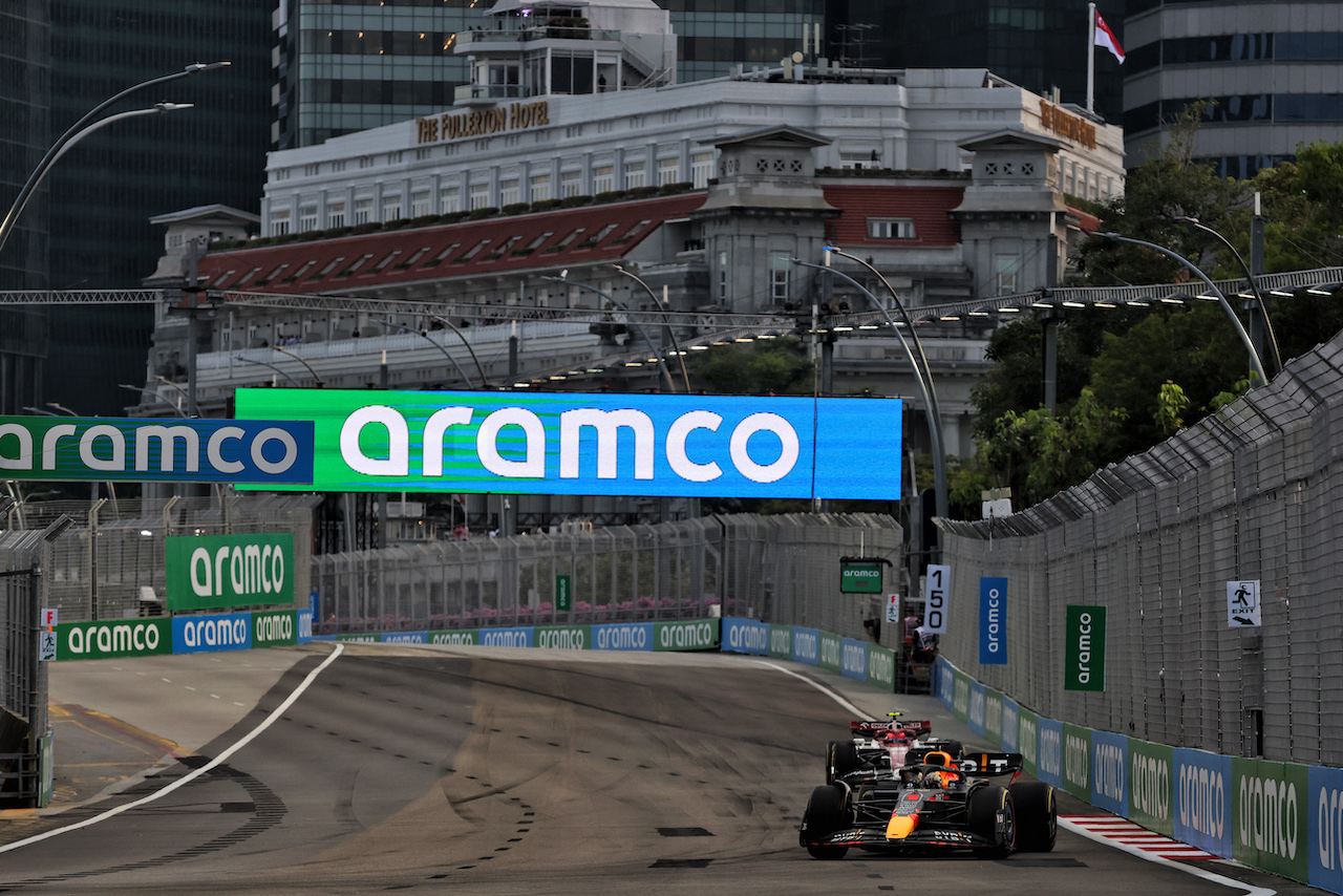 GP SINGAPORE, Max Verstappen (NLD) Red Bull Racing RB18.
30.09.2022. Formula 1 World Championship, Rd 17, Singapore Grand Prix, Marina Bay Street Circuit, Singapore, Practice Day.
- www.xpbimages.com, EMail: requests@xpbimages.com © Copyright: Bearne / XPB Images