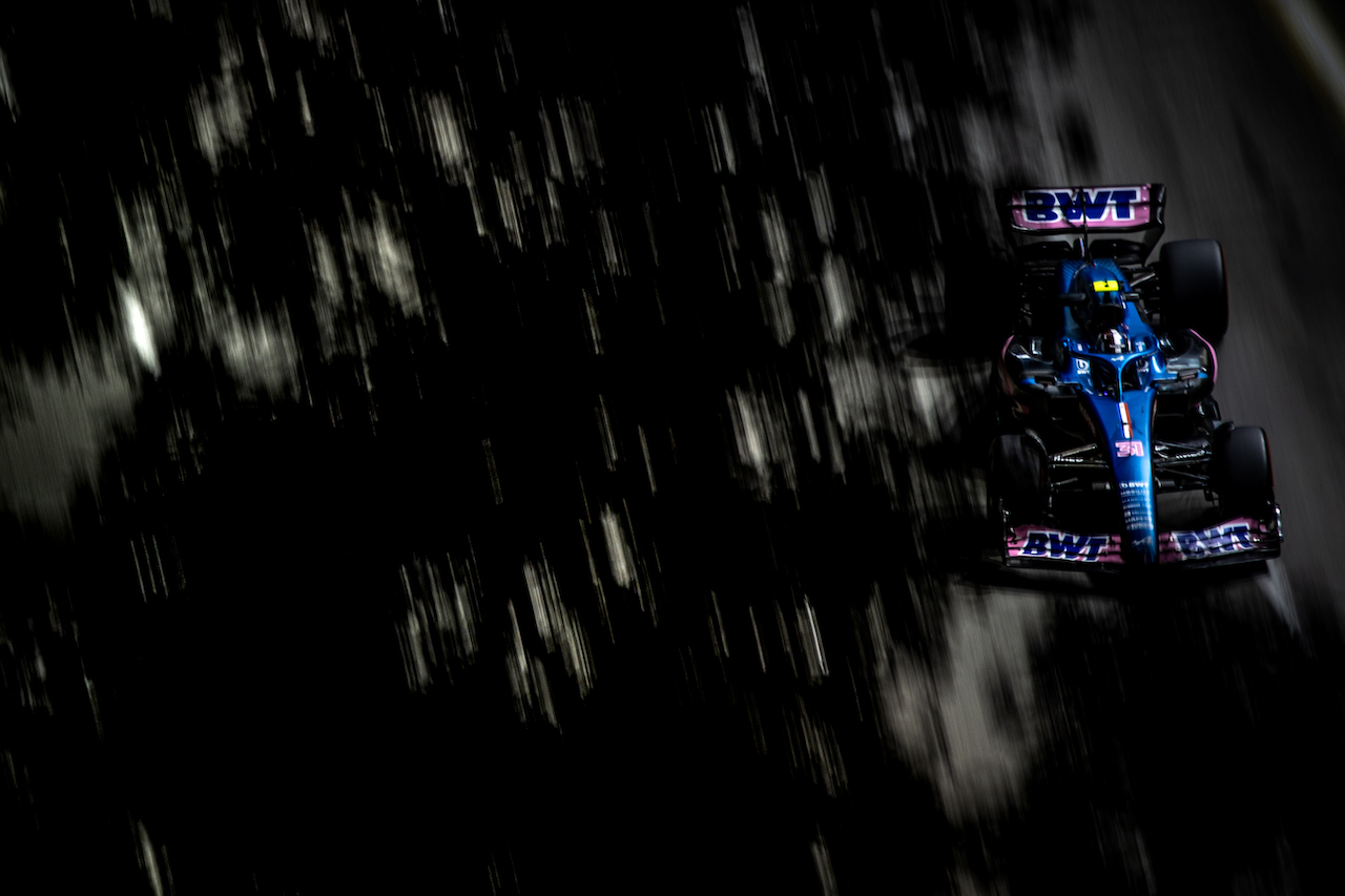 GP SINGAPORE, Esteban Ocon (FRA) Alpine F1 Team A522.
30.09.2022. Formula 1 World Championship, Rd 17, Singapore Grand Prix, Marina Bay Street Circuit, Singapore, Practice Day.
- www.xpbimages.com, EMail: requests@xpbimages.com © Copyright: Bearne / XPB Images