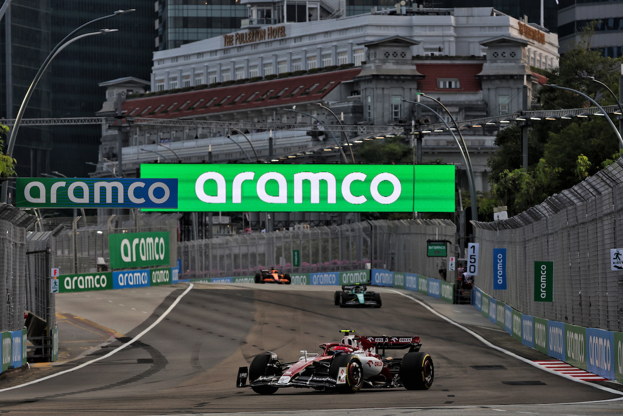 GP SINGAPORE, Guanyu Zhou (CHN) Alfa Romeo F1 Team C42.
30.09.2022. Formula 1 World Championship, Rd 17, Singapore Grand Prix, Marina Bay Street Circuit, Singapore, Practice Day.
- www.xpbimages.com, EMail: requests@xpbimages.com © Copyright: Bearne / XPB Images