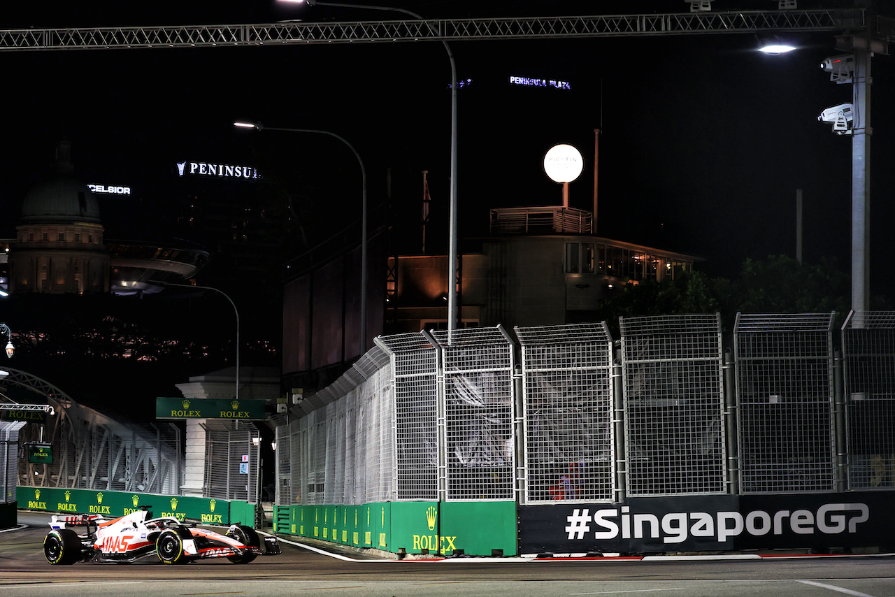 GP SINGAPORE, Kevin Magnussen (DEN) Haas VF-22.
30.09.2022. Formula 1 World Championship, Rd 17, Singapore Grand Prix, Marina Bay Street Circuit, Singapore, Practice Day.
 - www.xpbimages.com, EMail: requests@xpbimages.com © Copyright: Coates / XPB Images