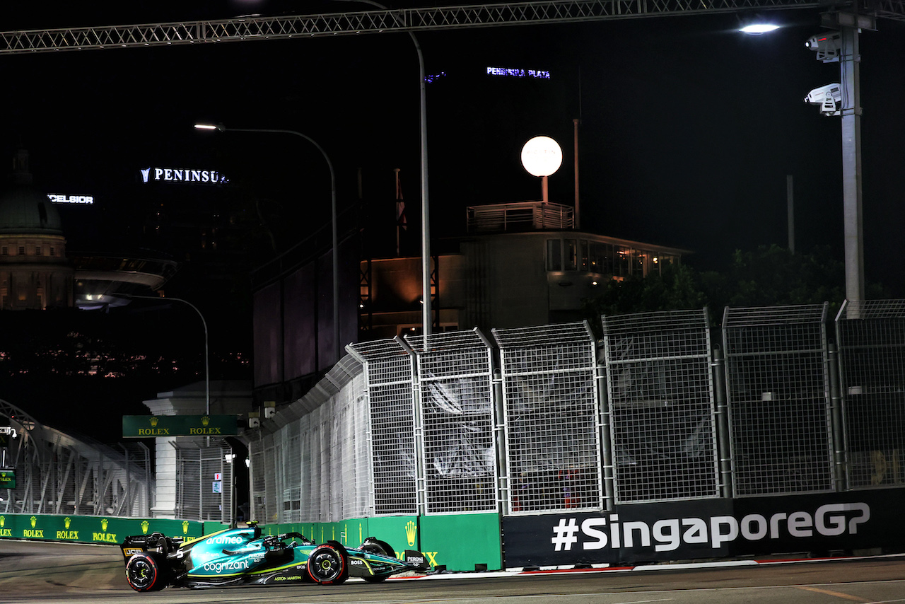 GP SINGAPORE, Sebastian Vettel (GER) Aston Martin F1 Team AMR22.
30.09.2022. Formula 1 World Championship, Rd 17, Singapore Grand Prix, Marina Bay Street Circuit, Singapore, Practice Day.
 - www.xpbimages.com, EMail: requests@xpbimages.com © Copyright: Coates / XPB Images