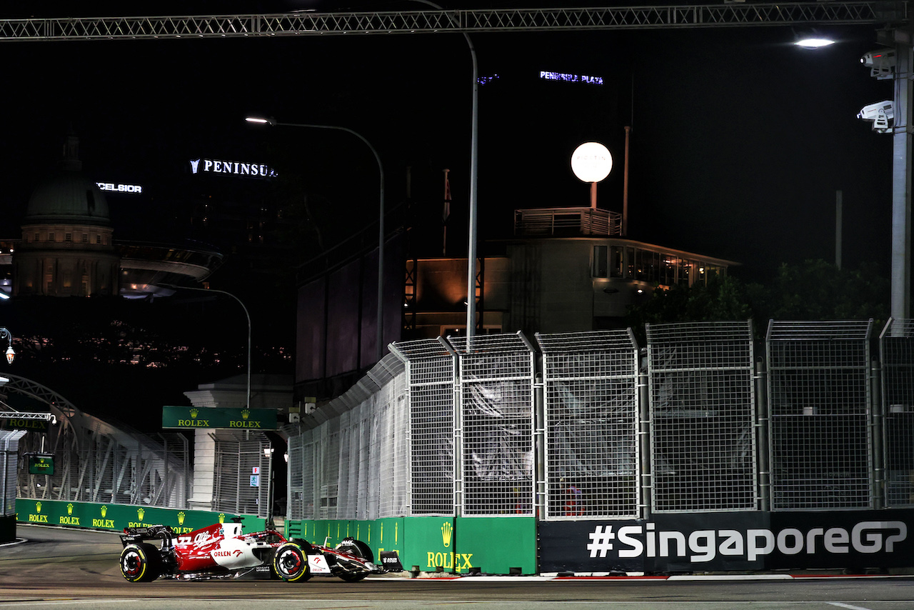 GP SINGAPORE, Valtteri Bottas (FIN) Alfa Romeo F1 Team C42.
30.09.2022. Formula 1 World Championship, Rd 17, Singapore Grand Prix, Marina Bay Street Circuit, Singapore, Practice Day.
 - www.xpbimages.com, EMail: requests@xpbimages.com © Copyright: Coates / XPB Images