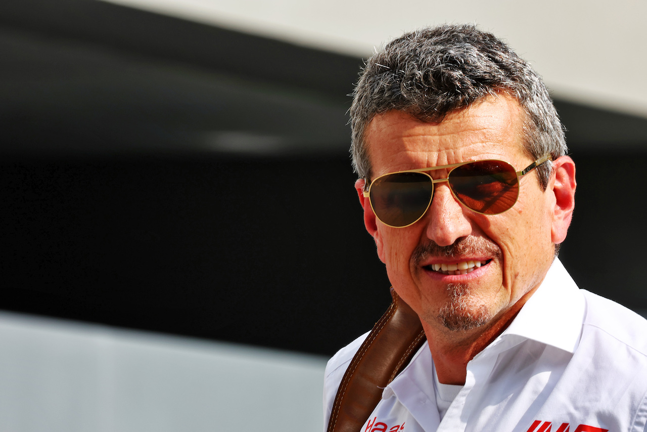 GP SINGAPORE, Guenther Steiner (ITA) Haas F1 Team Prinicipal.
30.09.2022. Formula 1 World Championship, Rd 17, Singapore Grand Prix, Marina Bay Street Circuit, Singapore, Practice Day.
- www.xpbimages.com, EMail: requests@xpbimages.com © Copyright: Batchelor / XPB Images