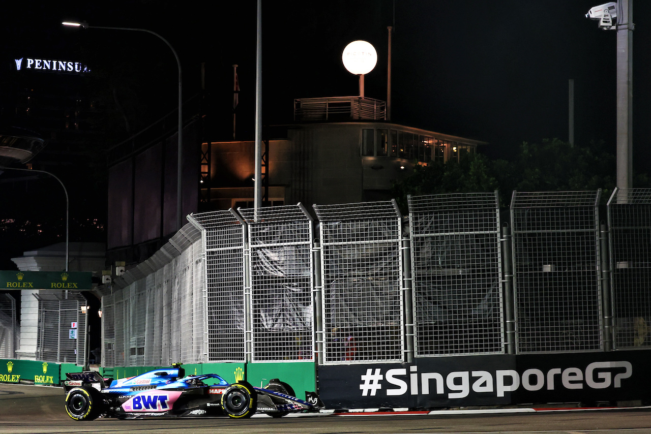 GP SINGAPORE, Esteban Ocon (FRA) Alpine F1 Team A522.
30.09.2022. Formula 1 World Championship, Rd 17, Singapore Grand Prix, Marina Bay Street Circuit, Singapore, Practice Day.
 - www.xpbimages.com, EMail: requests@xpbimages.com © Copyright: Coates / XPB Images
