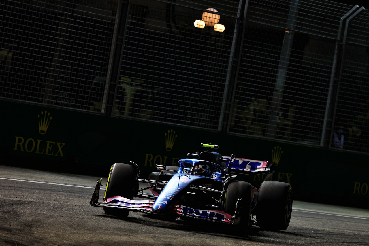 GP SINGAPORE, Esteban Ocon (FRA) Alpine F1 Team A522.
30.09.2022. Formula 1 World Championship, Rd 17, Singapore Grand Prix, Marina Bay Street Circuit, Singapore, Practice Day.
 - www.xpbimages.com, EMail: requests@xpbimages.com © Copyright: Coates / XPB Images