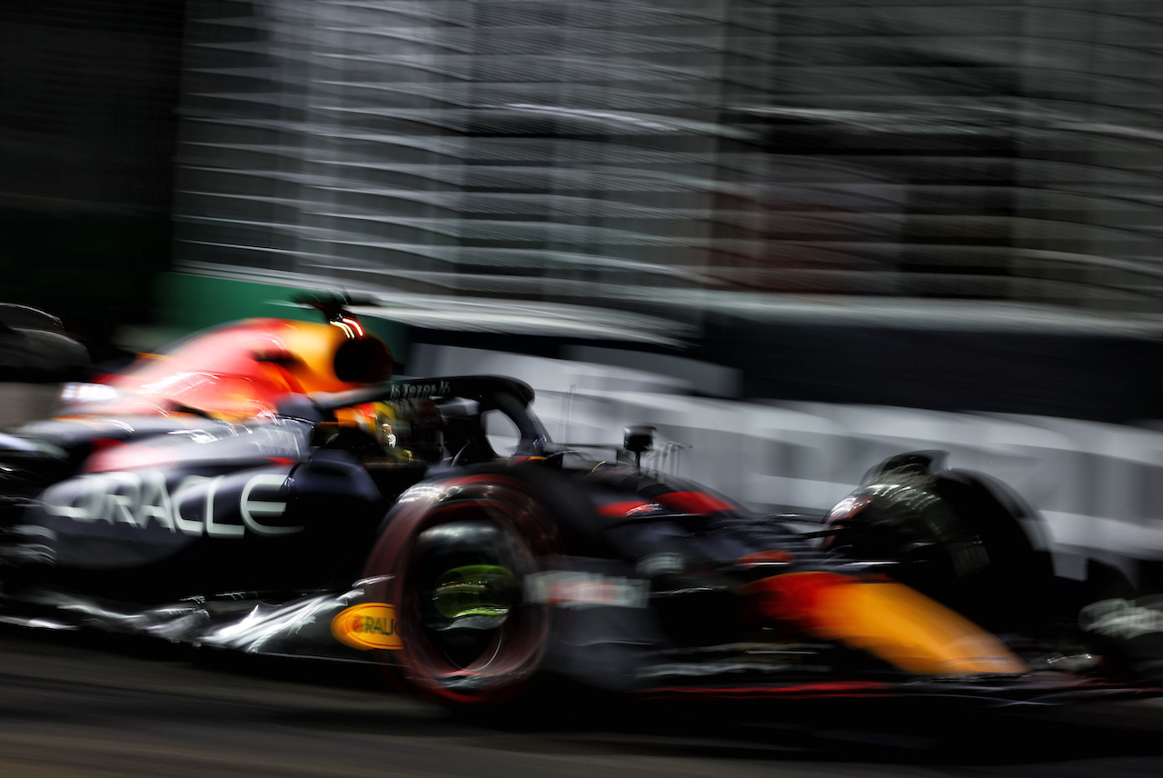 GP SINGAPORE, Max Verstappen (NLD) Red Bull Racing RB18.
30.09.2022. Formula 1 World Championship, Rd 17, Singapore Grand Prix, Marina Bay Street Circuit, Singapore, Practice Day.
 - www.xpbimages.com, EMail: requests@xpbimages.com © Copyright: Coates / XPB Images
