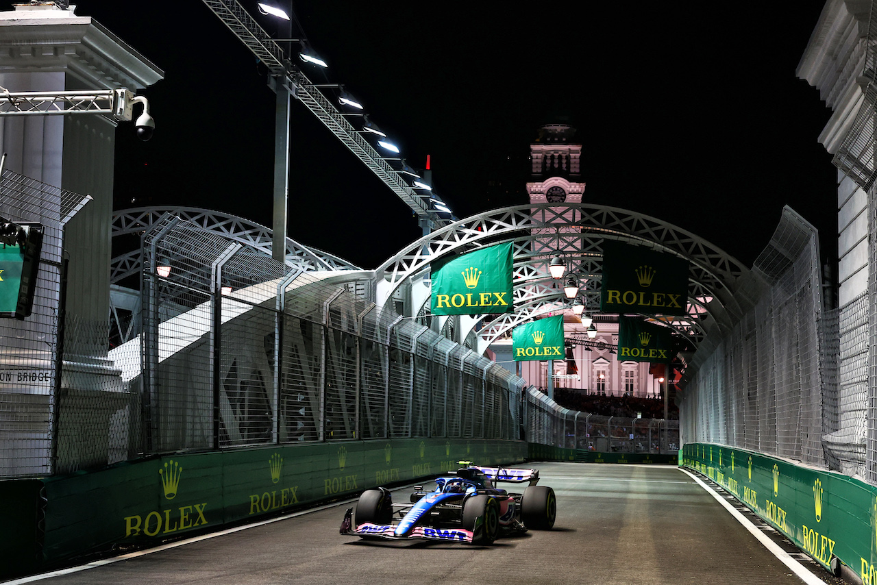 GP SINGAPORE, Esteban Ocon (FRA) Alpine F1 Team A522.
30.09.2022. Formula 1 World Championship, Rd 17, Singapore Grand Prix, Marina Bay Street Circuit, Singapore, Practice Day.
 - www.xpbimages.com, EMail: requests@xpbimages.com © Copyright: Coates / XPB Images