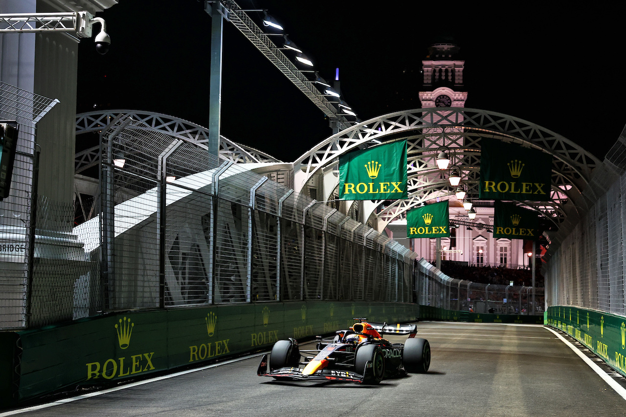GP SINGAPORE, Max Verstappen (NLD) Red Bull Racing RB18.
30.09.2022. Formula 1 World Championship, Rd 17, Singapore Grand Prix, Marina Bay Street Circuit, Singapore, Practice Day.
 - www.xpbimages.com, EMail: requests@xpbimages.com © Copyright: Coates / XPB Images
