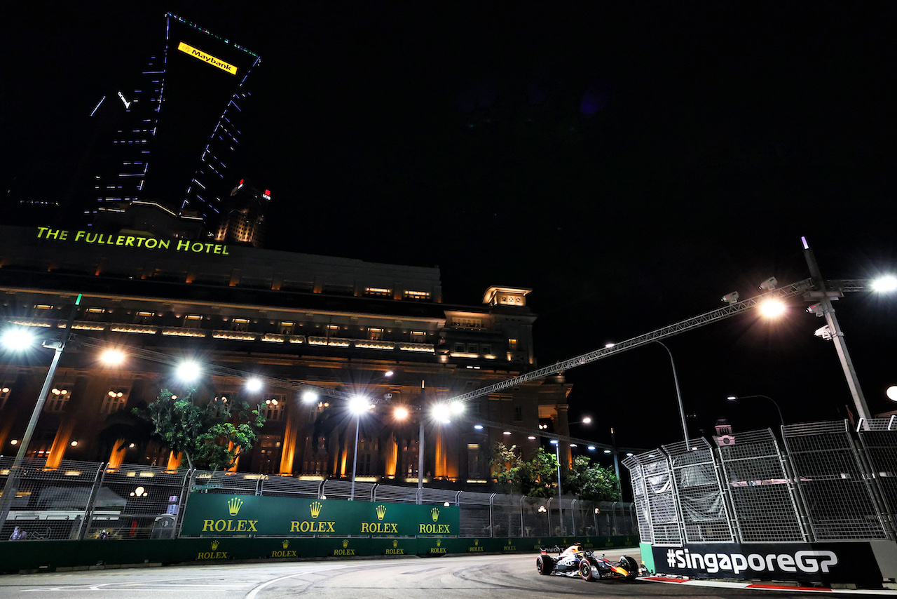 GP SINGAPORE, Max Verstappen (NLD) Red Bull Racing RB18.
30.09.2022. Formula 1 World Championship, Rd 17, Singapore Grand Prix, Marina Bay Street Circuit, Singapore, Practice Day.
 - www.xpbimages.com, EMail: requests@xpbimages.com © Copyright: Coates / XPB Images