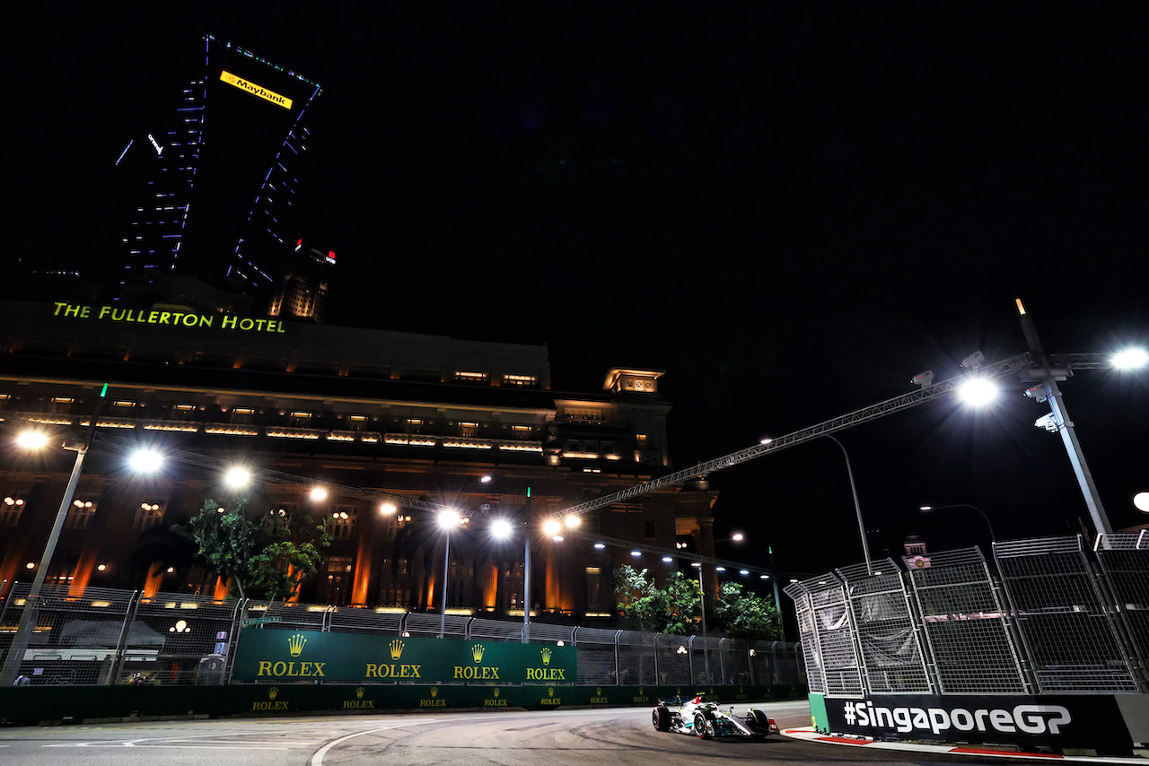 GP SINGAPORE, Lewis Hamilton (GBR) Mercedes AMG F1 W13.
30.09.2022. Formula 1 World Championship, Rd 17, Singapore Grand Prix, Marina Bay Street Circuit, Singapore, Practice Day.
 - www.xpbimages.com, EMail: requests@xpbimages.com © Copyright: Coates / XPB Images