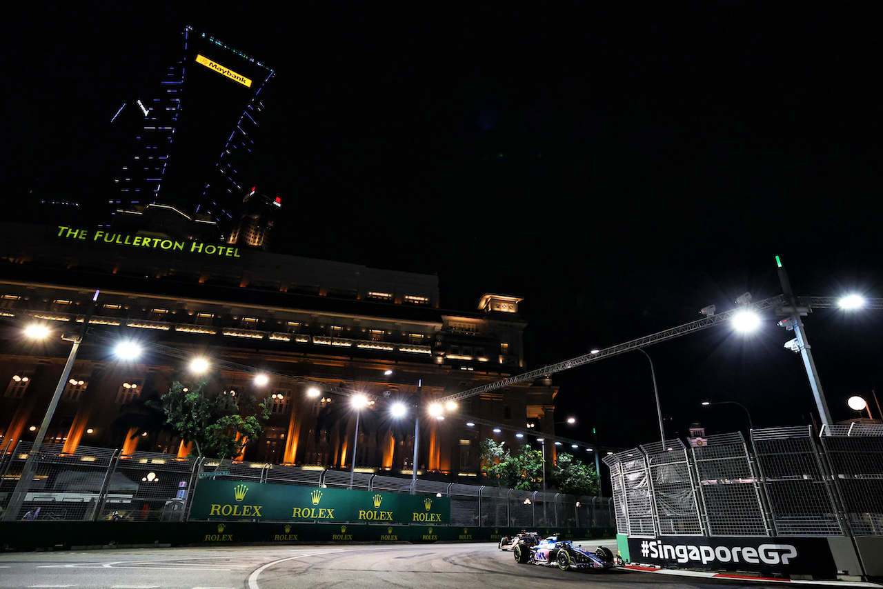 GP SINGAPORE, Esteban Ocon (FRA) Alpine F1 Team A522.
30.09.2022. Formula 1 World Championship, Rd 17, Singapore Grand Prix, Marina Bay Street Circuit, Singapore, Practice Day.
 - www.xpbimages.com, EMail: requests@xpbimages.com © Copyright: Coates / XPB Images