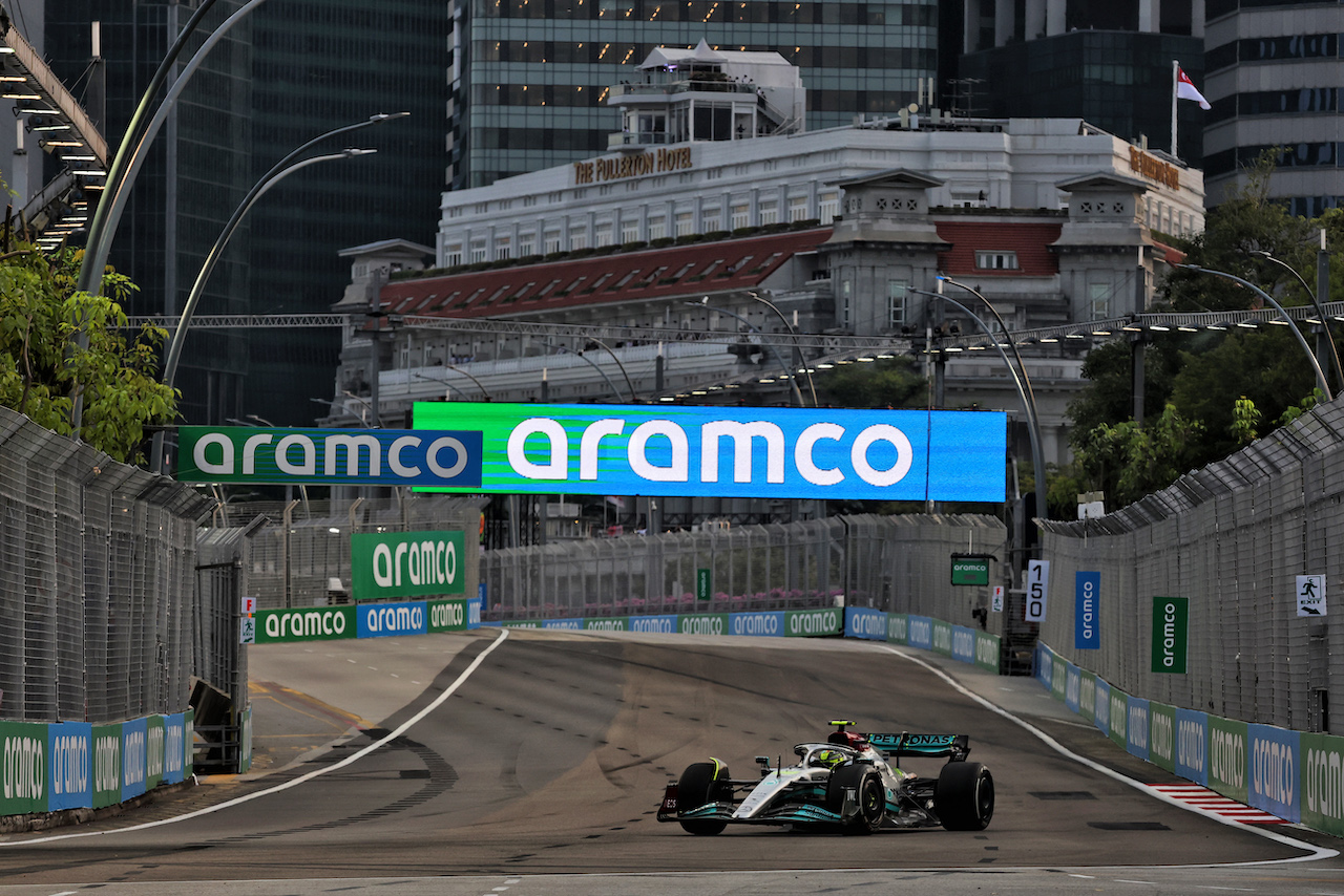 GP SINGAPORE, Lewis Hamilton (GBR) Mercedes AMG F1 W13.
30.09.2022. Formula 1 World Championship, Rd 17, Singapore Grand Prix, Marina Bay Street Circuit, Singapore, Practice Day.
- www.xpbimages.com, EMail: requests@xpbimages.com © Copyright: Bearne / XPB Images
