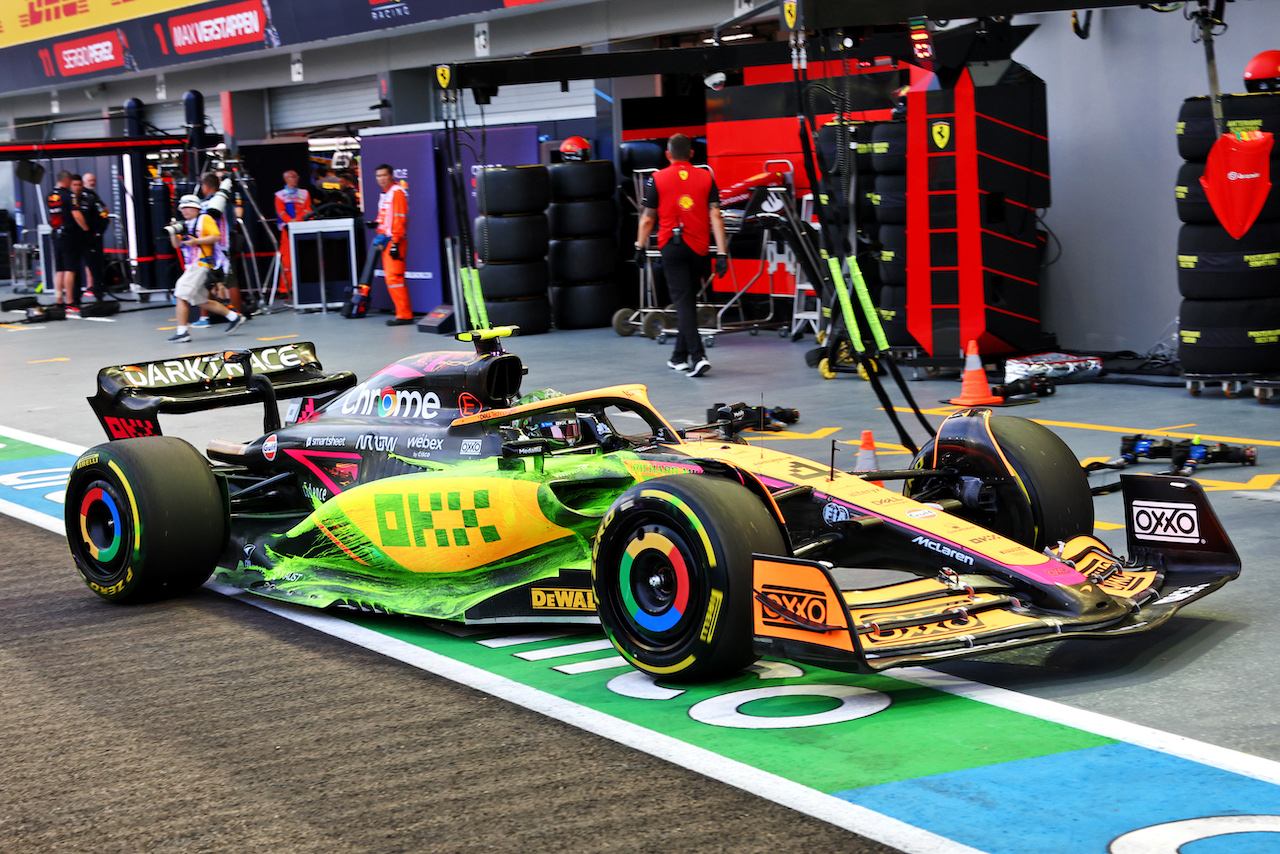 GP SINGAPORE, Lando Norris (GBR) McLaren MCL36 with flow-vis paint on the sidepod.
30.09.2022. Formula 1 World Championship, Rd 17, Singapore Grand Prix, Marina Bay Street Circuit, Singapore, Practice Day.
- www.xpbimages.com, EMail: requests@xpbimages.com © Copyright: Batchelor / XPB Images