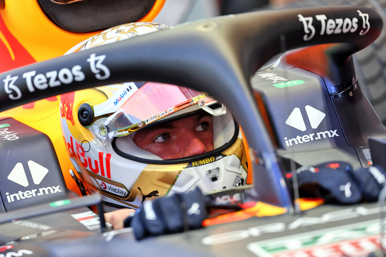 GP SINGAPORE, Max Verstappen (NLD) Red Bull Racing RB18.
30.09.2022. Formula 1 World Championship, Rd 17, Singapore Grand Prix, Marina Bay Street Circuit, Singapore, Practice Day.
- www.xpbimages.com, EMail: requests@xpbimages.com © Copyright: Batchelor / XPB Images