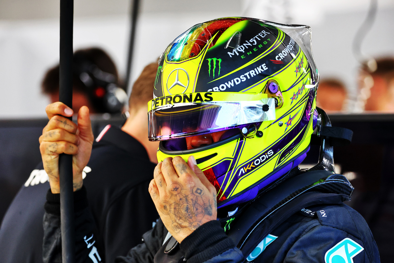GP SINGAPORE, Lewis Hamilton (GBR) Mercedes AMG F1.
30.09.2022. Formula 1 World Championship, Rd 17, Singapore Grand Prix, Marina Bay Street Circuit, Singapore, Practice Day.
- www.xpbimages.com, EMail: requests@xpbimages.com © Copyright: Batchelor / XPB Images
