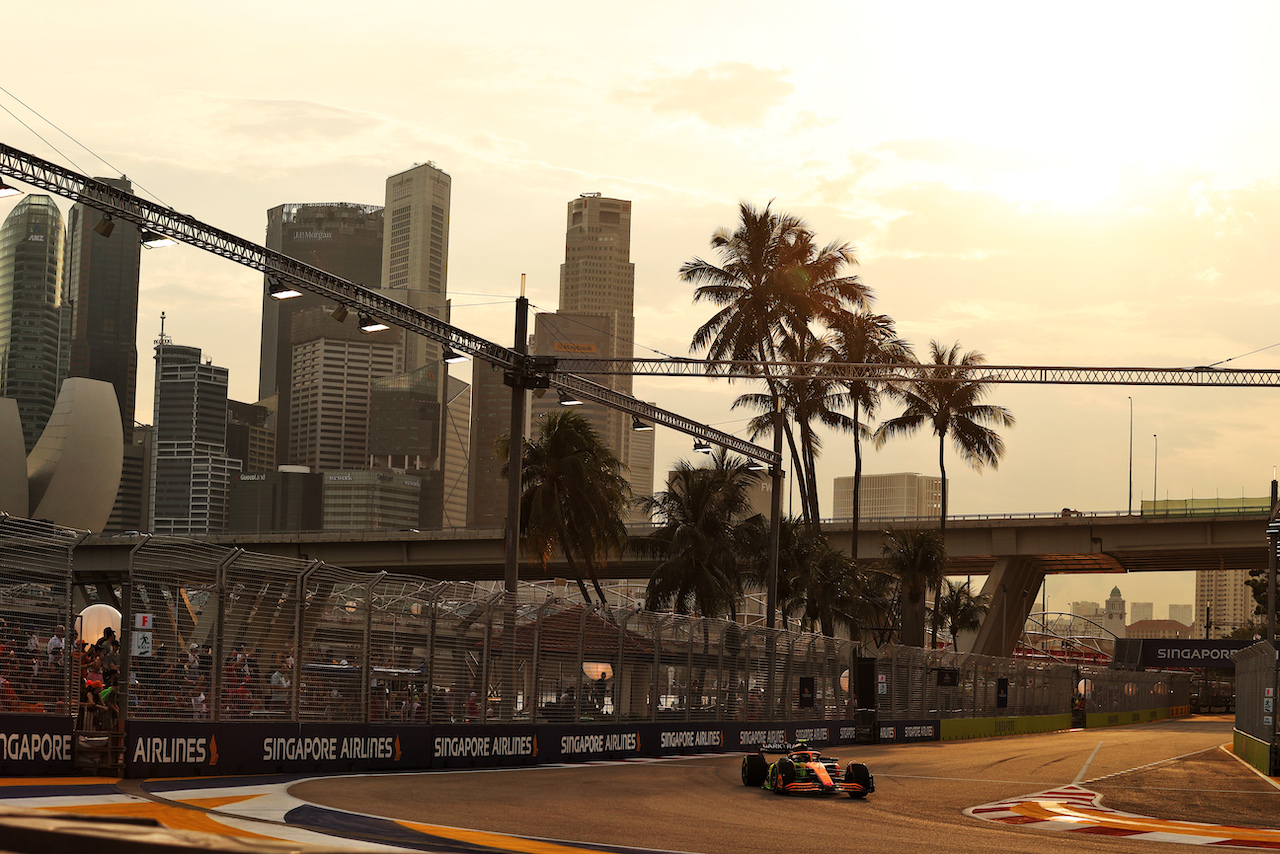 GP SINGAPORE, Lando Norris (GBR) McLaren MCL36.
30.09.2022. Formula 1 World Championship, Rd 17, Singapore Grand Prix, Marina Bay Street Circuit, Singapore, Practice Day.
- www.xpbimages.com, EMail: requests@xpbimages.com © Copyright: Moy / XPB Images