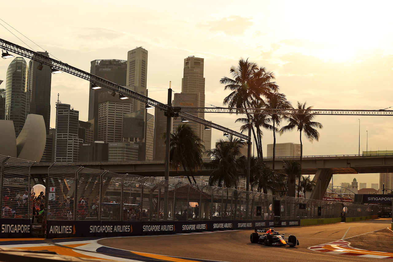 GP SINGAPORE, Max Verstappen (NLD) Red Bull Racing RB18.
30.09.2022. Formula 1 World Championship, Rd 17, Singapore Grand Prix, Marina Bay Street Circuit, Singapore, Practice Day.
- www.xpbimages.com, EMail: requests@xpbimages.com © Copyright: Moy / XPB Images