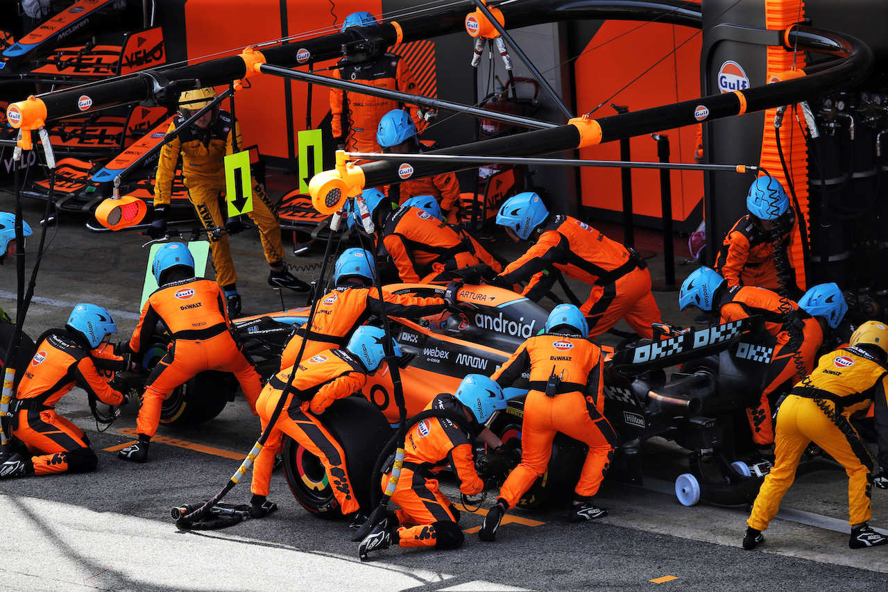 GP SPAGNA, Daniel Ricciardo (AUS) McLaren MCL36 makes a pit stop.
22.05.2022. Formula 1 World Championship, Rd 6, Spanish Grand Prix, Barcelona, Spain, Gara Day.
 - www.xpbimages.com, EMail: requests@xpbimages.com © Copyright: Coates / XPB Images