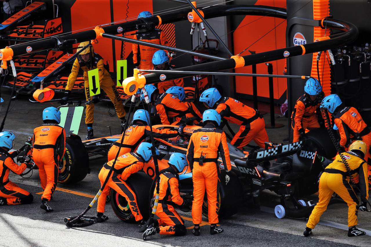 GP SPAGNA, Daniel Ricciardo (AUS) McLaren MCL36 makes a pit stop.
22.05.2022. Formula 1 World Championship, Rd 6, Spanish Grand Prix, Barcelona, Spain, Gara Day.
 - www.xpbimages.com, EMail: requests@xpbimages.com © Copyright: Coates / XPB Images