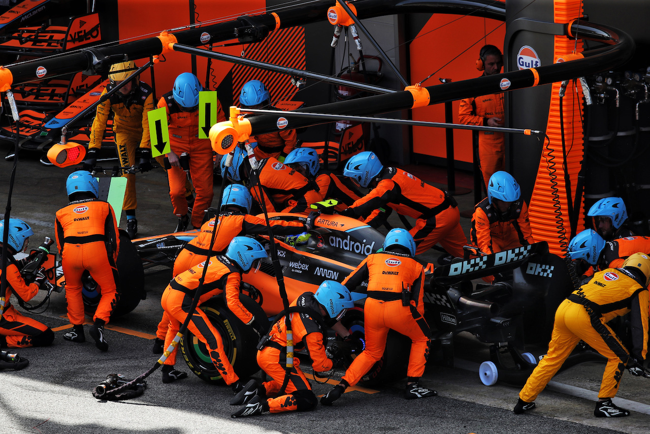 GP SPAGNA, Lando Norris (GBR) McLaren MCL36 makes a pit stop.
22.05.2022. Formula 1 World Championship, Rd 6, Spanish Grand Prix, Barcelona, Spain, Gara Day.
 - www.xpbimages.com, EMail: requests@xpbimages.com © Copyright: Coates / XPB Images