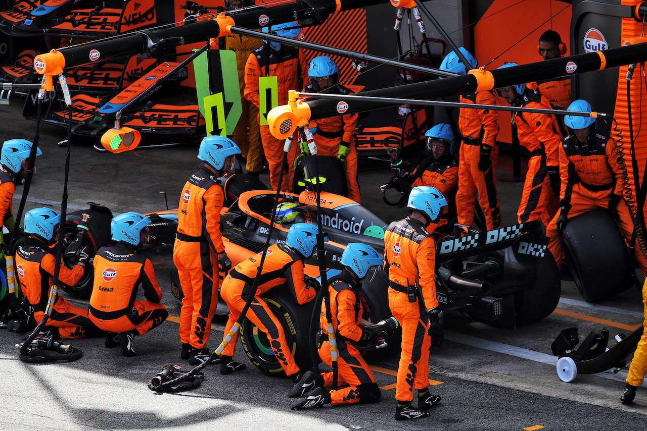 GP SPAGNA, Lando Norris (GBR) McLaren MCL36 makes a pit stop.
22.05.2022. Formula 1 World Championship, Rd 6, Spanish Grand Prix, Barcelona, Spain, Gara Day.
 - www.xpbimages.com, EMail: requests@xpbimages.com © Copyright: Coates / XPB Images
