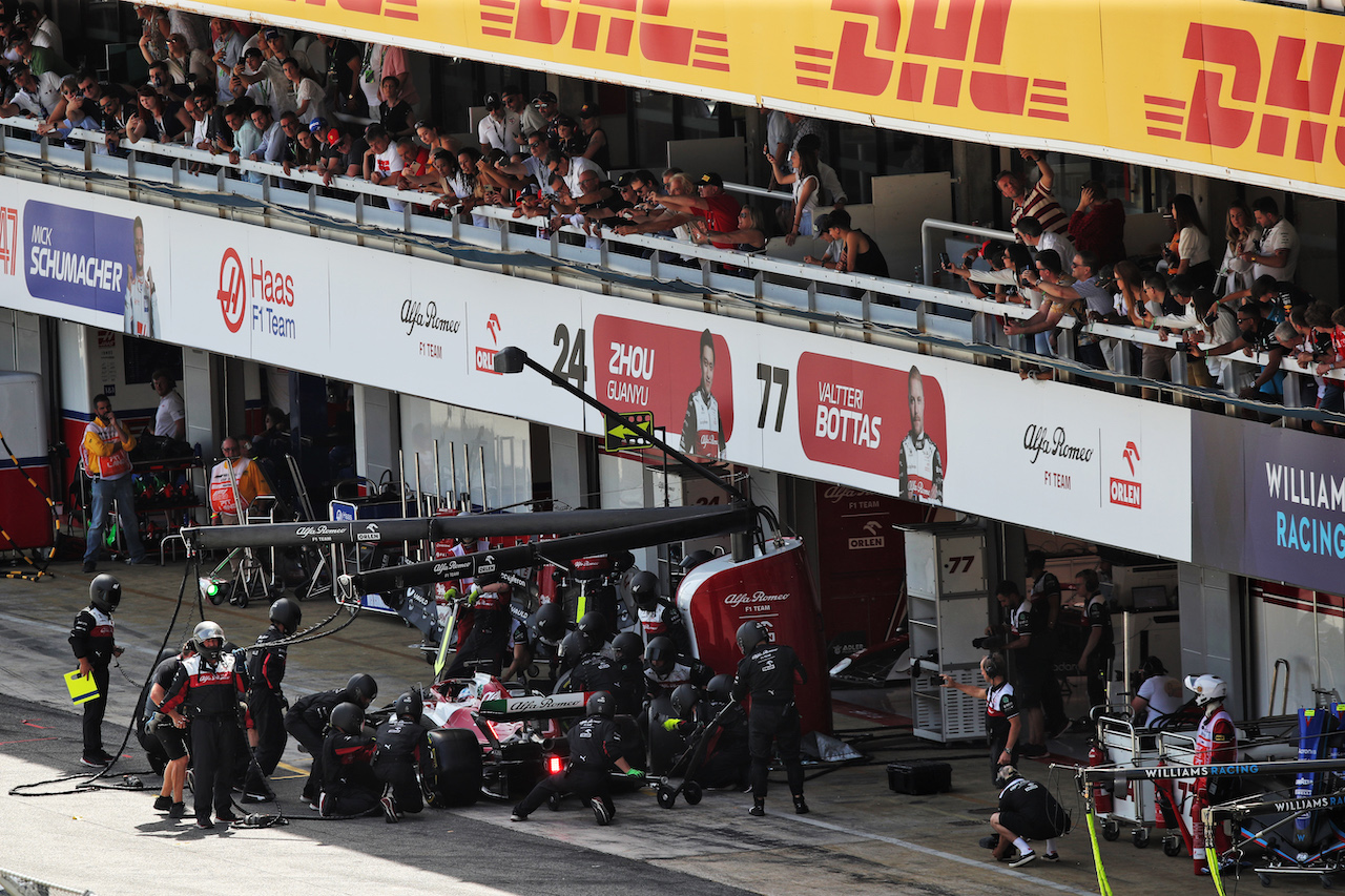 GP SPAGNA, Valtteri Bottas (FIN) Alfa Romeo F1 Team C42 makes a pit stop.
22.05.2022. Formula 1 World Championship, Rd 6, Spanish Grand Prix, Barcelona, Spain, Gara Day.
 - www.xpbimages.com, EMail: requests@xpbimages.com © Copyright: Coates / XPB Images