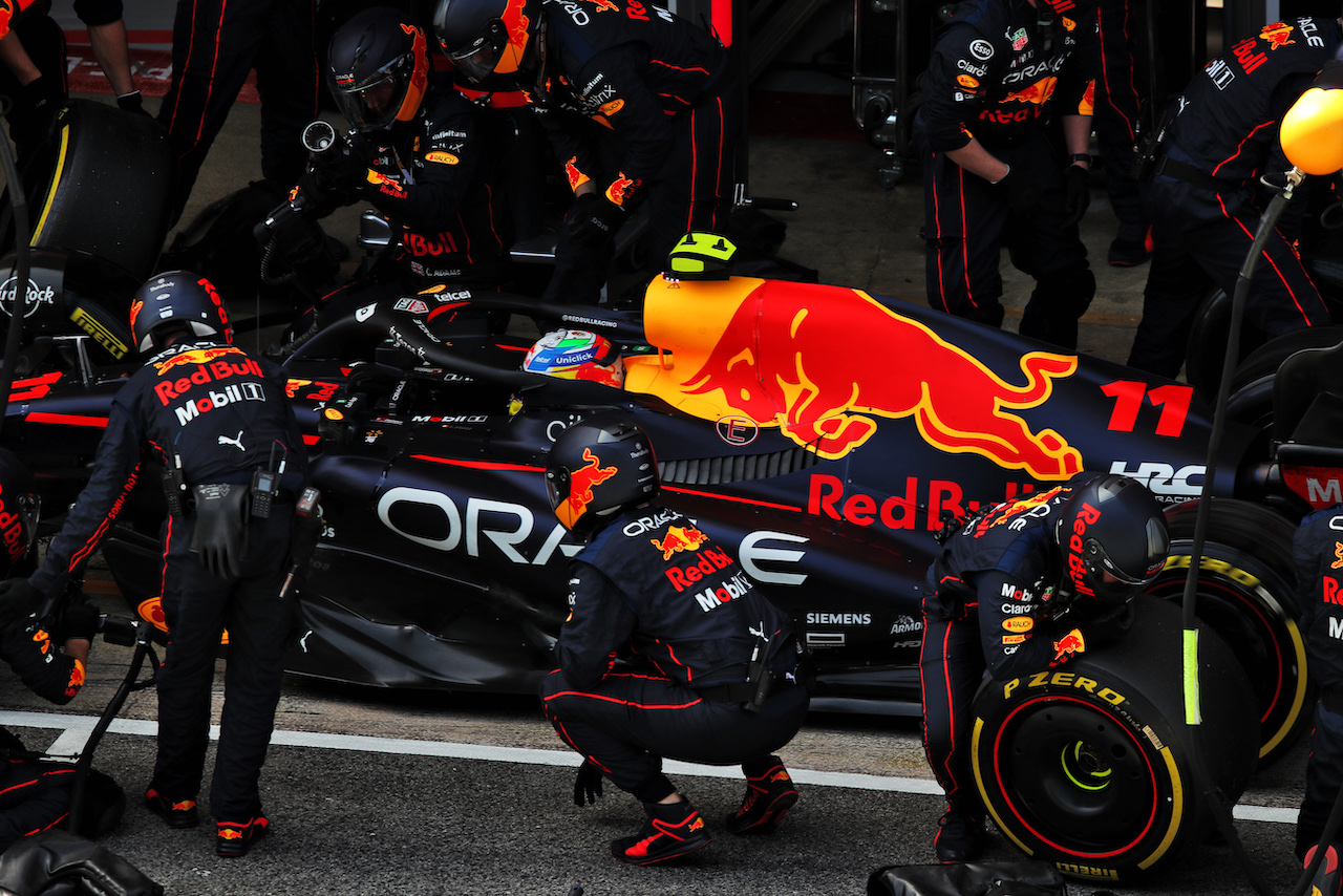 GP SPAGNA, Sergio Perez (MEX) Red Bull Racing RB18 makes a pit stop.
22.05.2022. Formula 1 World Championship, Rd 6, Spanish Grand Prix, Barcelona, Spain, Gara Day.
 - www.xpbimages.com, EMail: requests@xpbimages.com © Copyright: Coates / XPB Images