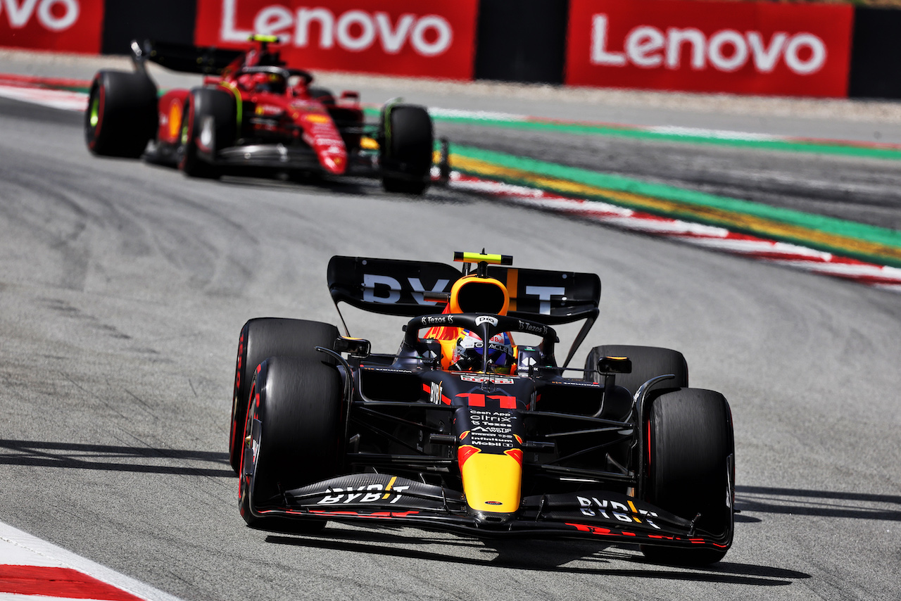 GP SPAGNA, Sergio Perez (MEX) Red Bull Racing RB18.
22.05.2022. Formula 1 World Championship, Rd 6, Spanish Grand Prix, Barcelona, Spain, Gara Day.
- www.xpbimages.com, EMail: requests@xpbimages.com © Copyright: Bearne / XPB Images