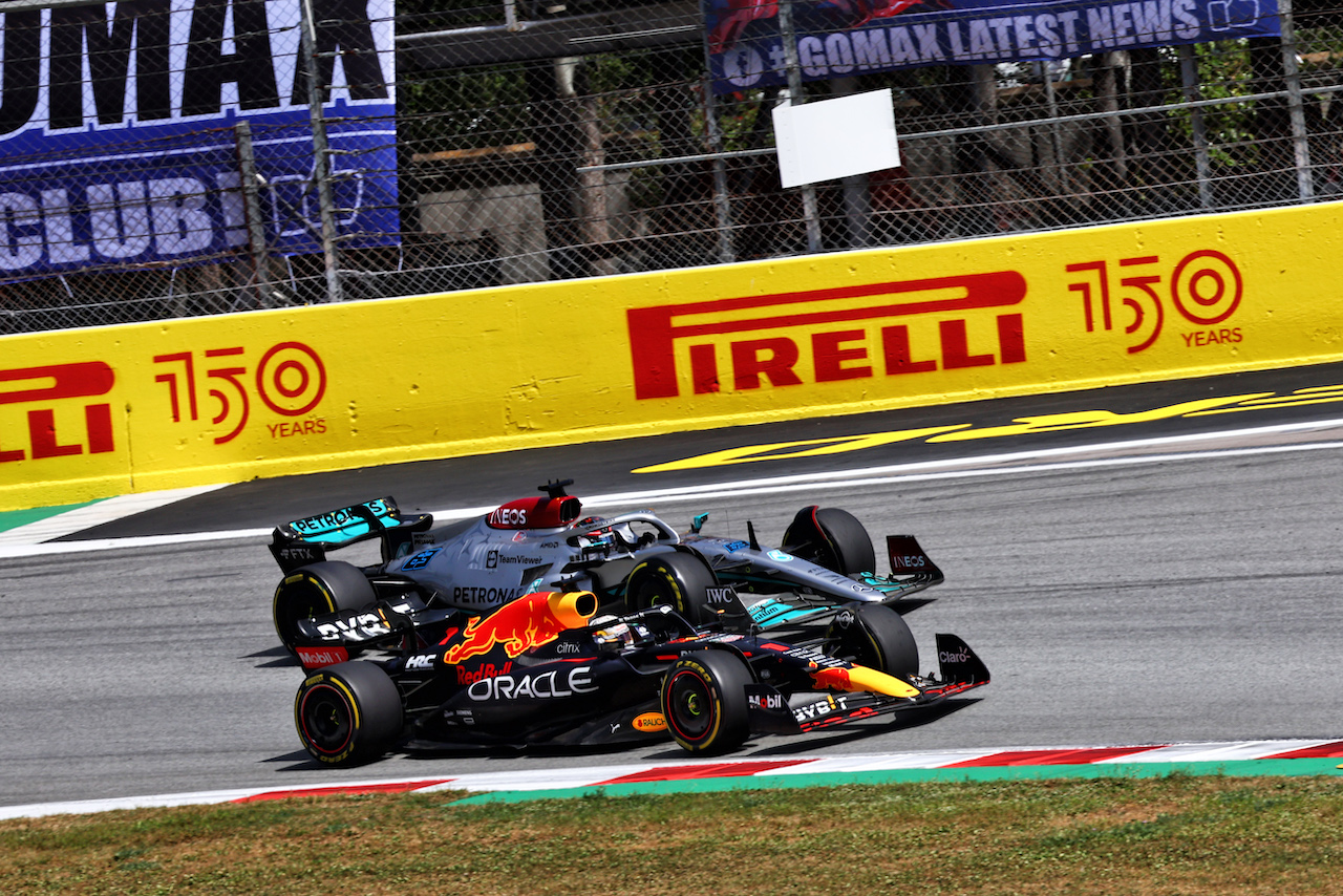 GP SPAGNA, Max Verstappen (NLD) Red Bull Racing RB18 e George Russell (GBR) Mercedes AMG F1 W13 battle for position.
22.05.2022. Formula 1 World Championship, Rd 6, Spanish Grand Prix, Barcelona, Spain, Gara Day.
- www.xpbimages.com, EMail: requests@xpbimages.com © Copyright: Batchelor / XPB Images