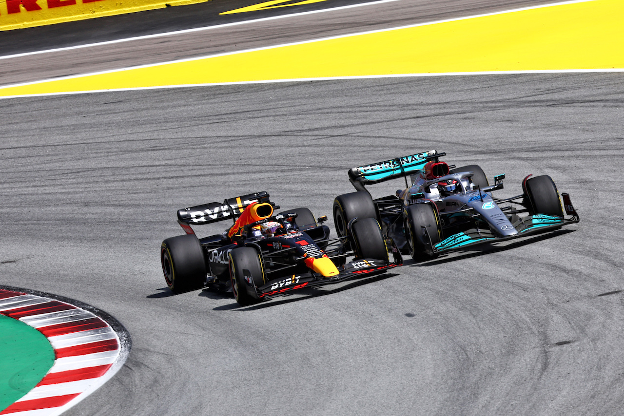 GP SPAGNA, Max Verstappen (NLD) Red Bull Racing RB18 e George Russell (GBR) Mercedes AMG F1 W13 battle for position.
22.05.2022. Formula 1 World Championship, Rd 6, Spanish Grand Prix, Barcelona, Spain, Gara Day.
- www.xpbimages.com, EMail: requests@xpbimages.com © Copyright: Batchelor / XPB Images