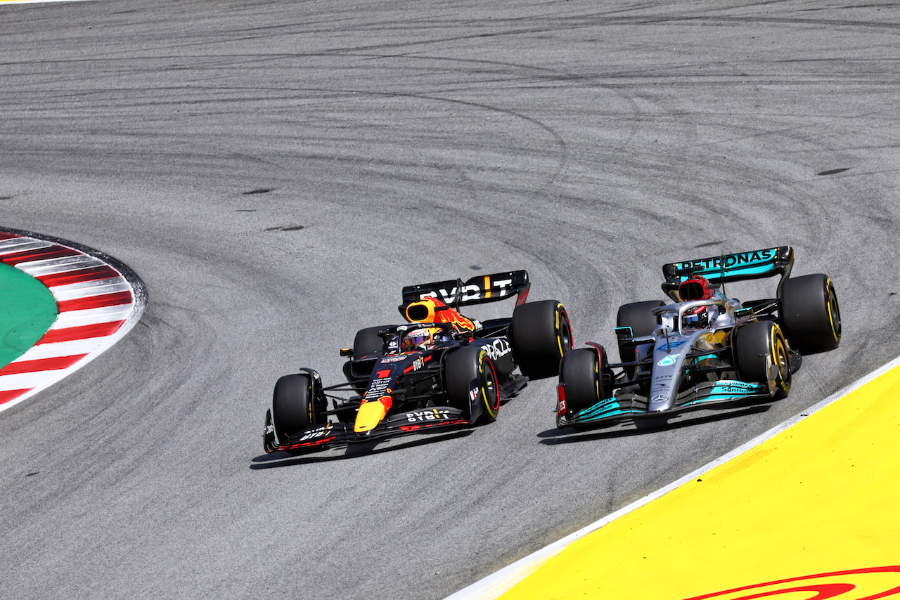 GP SPAGNA, Max Verstappen (NLD) Red Bull Racing RB18 e George Russell (GBR) Mercedes AMG F1 W13 battle for position.
22.05.2022. Formula 1 World Championship, Rd 6, Spanish Grand Prix, Barcelona, Spain, Gara Day.
- www.xpbimages.com, EMail: requests@xpbimages.com © Copyright: Batchelor / XPB Images