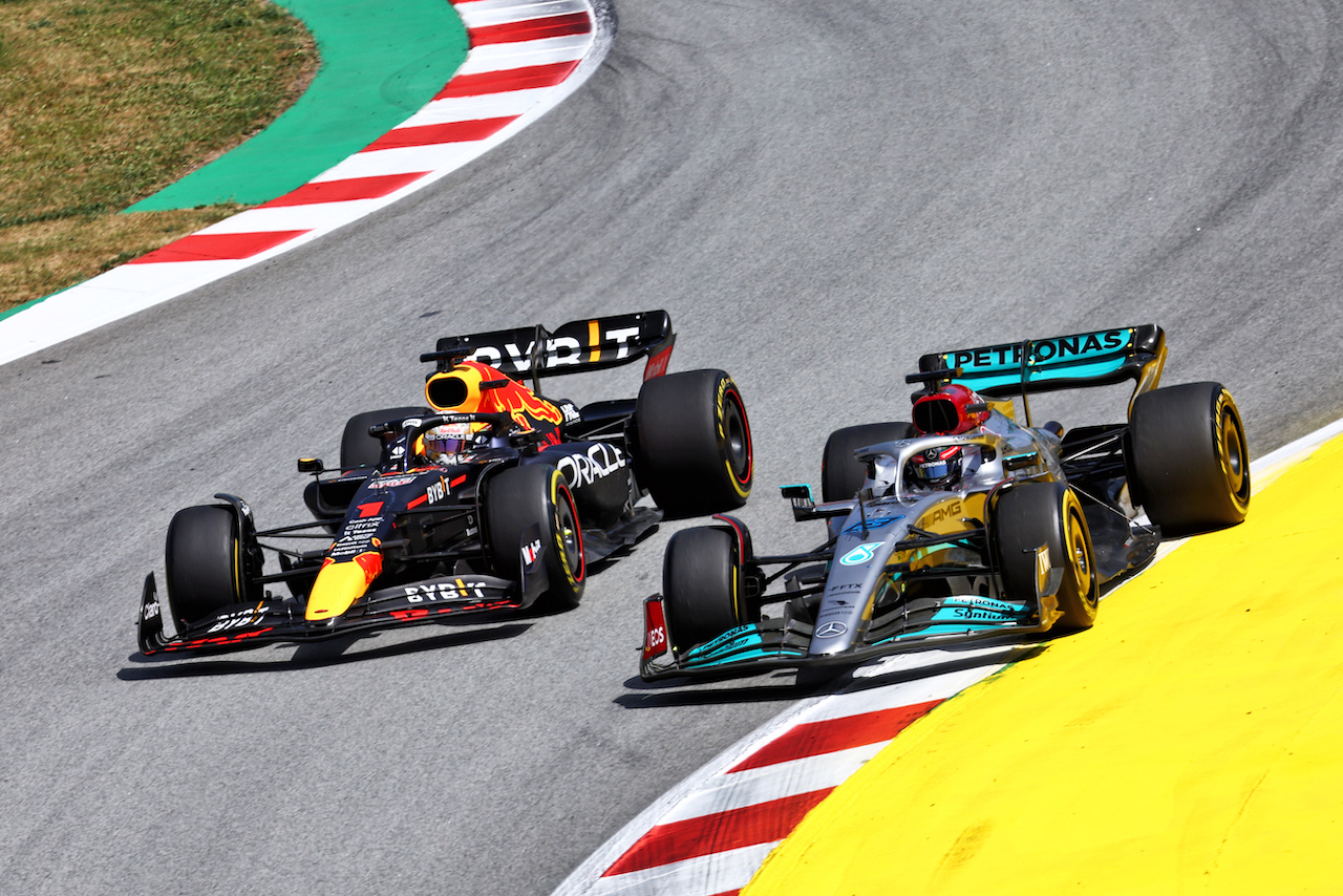 GP SPAGNA, Max Verstappen (NLD) Red Bull Racing RB18 e George Russell (GBR) Mercedes AMG F1 W13 battle for position.
22.05.2022. Formula 1 World Championship, Rd 6, Spanish Grand Prix, Barcelona, Spain, Gara Day.
- www.xpbimages.com, EMail: requests@xpbimages.com © Copyright: Batchelor / XPB Images