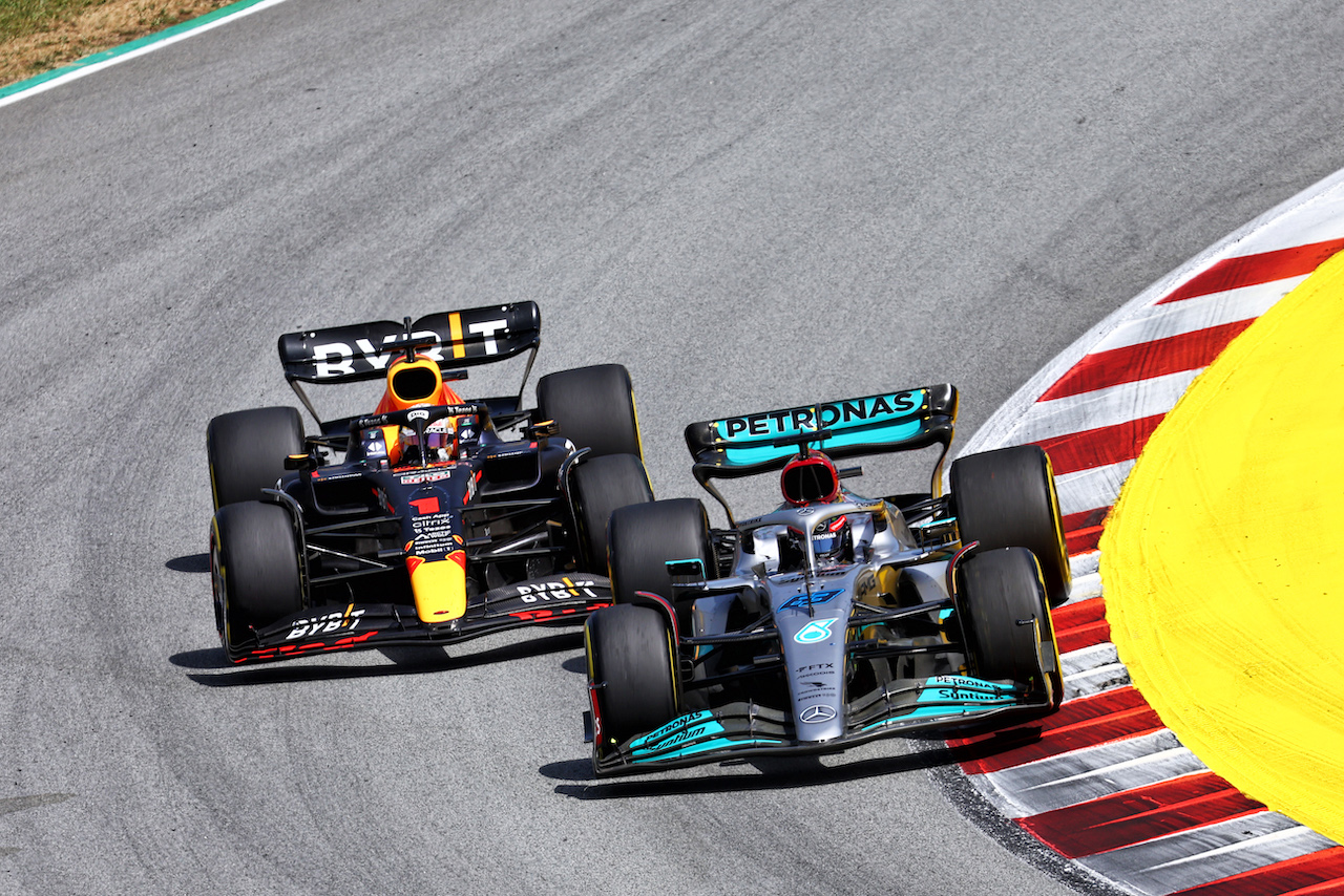 GP SPAGNA, Max Verstappen (NLD) Red Bull Racing RB18 e George Russell (GBR) Mercedes AMG F1 W13 battle for position.
22.05.2022. Formula 1 World Championship, Rd 6, Spanish Grand Prix, Barcelona, Spain, Gara Day.
- www.xpbimages.com, EMail: requests@xpbimages.com © Copyright: Batchelor / XPB Images