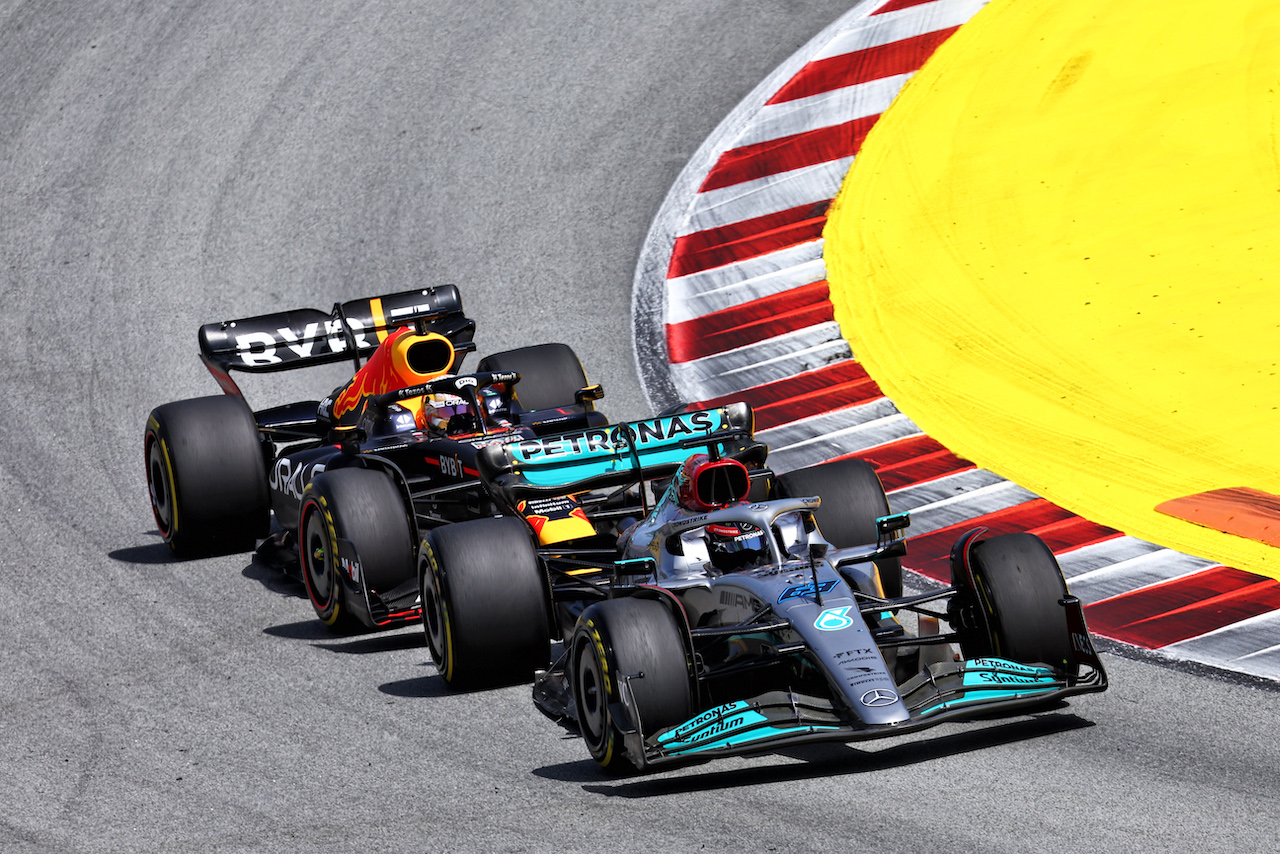 GP SPAGNA, Max Verstappen (NLD) Red Bull Racing RB18 e George Russell (GBR) Mercedes AMG F1 W13 battle for position.
22.05.2022. Formula 1 World Championship, Rd 6, Spanish Grand Prix, Barcelona, Spain, Gara Day.
- www.xpbimages.com, EMail: requests@xpbimages.com © Copyright: Batchelor / XPB Images